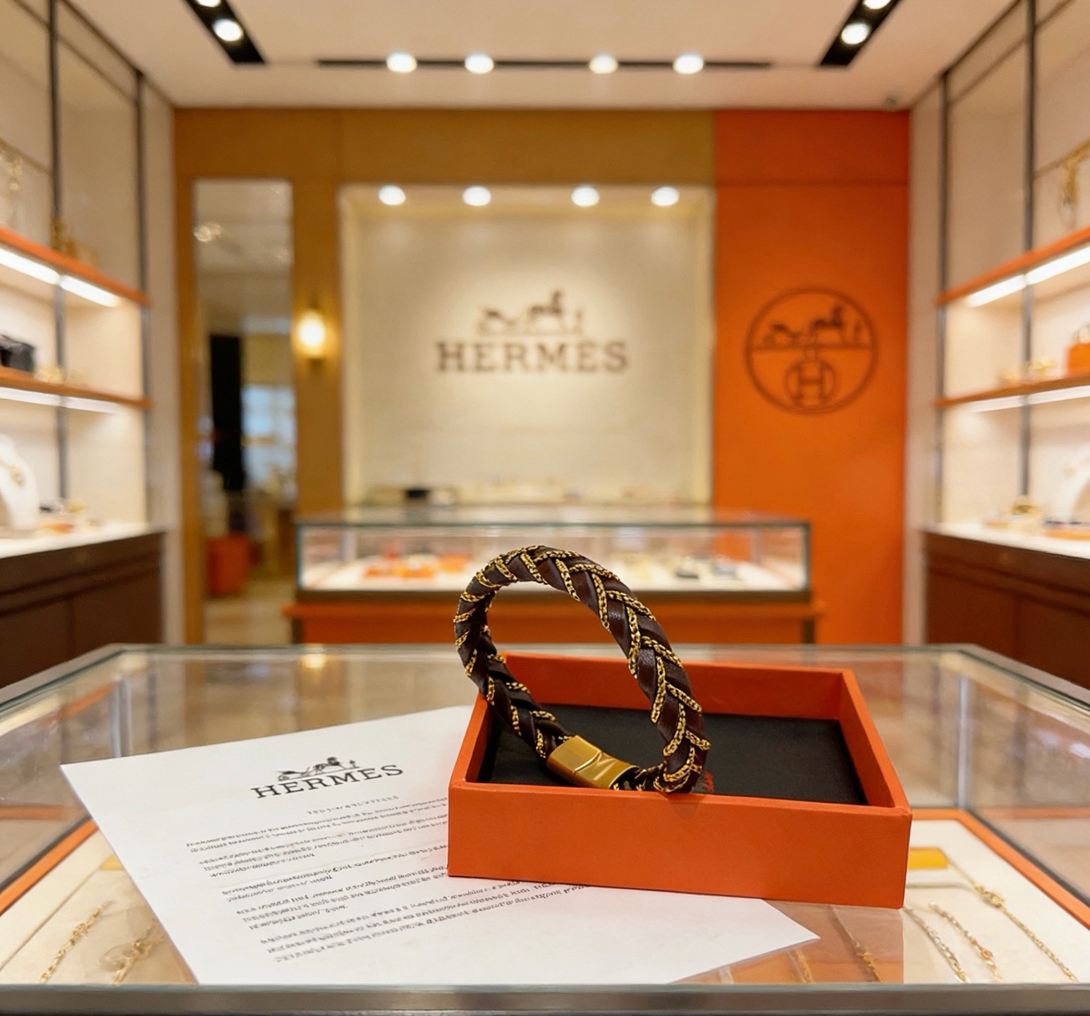 NO:862086,Batch New Product Release Hermès Leather Cord Bracelet The latest model of pure handmade leather material is of higher quality. The same style as the star Anger Forest series Hermès bracelet classic series 18k gold bracelet bracelet. The details are distressed. The non-market sand surface version. This one has been out. The best-selling model in Hermès. It is very good to match trendy clothes, high-quality jewelry, hermes, and bracelets.19860909批 新品发售 爱马仕皮绳手环最新款纯手工皮材质档次更高明星同款Anger Forest系列爱马仕手链经典款系列18k金手链手绳 细节对版做旧处理 非市面沙面版型 这款一直在出 爱马仕里面热卖款 非常好搭配潮流衣服,饰品精品,hermes,bracelet,Jewelry