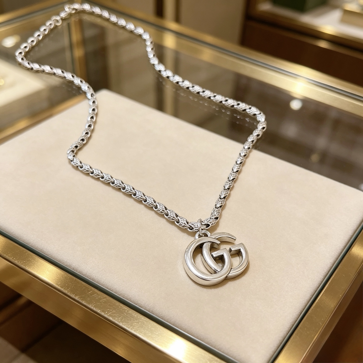 NO:862116,Batch, do not explode, do not post, Douyin is the first choice for Internet celebrities to bring goods. The latest chain of Gucci necklace is of higher quality. The same style as the Anger Forest series double G retro pendant high-end necklace for celebrities. It makes high-end clothes more elegant. It has more brand and personality when going out. The details are distressed. The non-market glossy version. This one has been released. The best-selling model in Gucci. Very easy to match, fine jewelry, gucci, necklace.19860909批 不爆不发 抖音带货网红首选 古驰项链最新款链条档次更高明星同款Anger Forest系列双g复古吊坠高端项链 让高档的衣服搭配更有气质 出去更有牌面和个性 细节对版做旧处理 非市面亮面版型 这款一直在出 古驰里面热卖款 非常好搭配,饰品精品,gucci,necklace,Jewelry