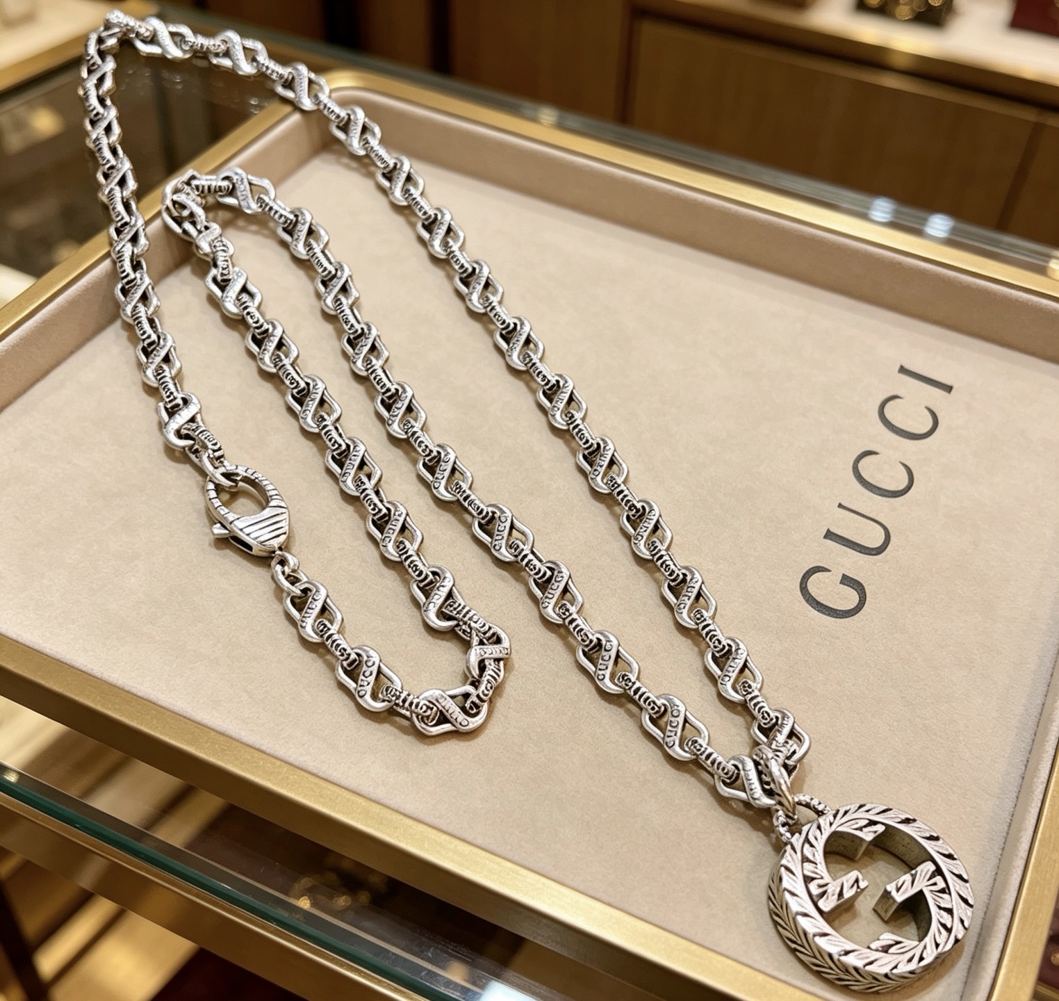 NO:862183,Batch, no explosion, no release, the first choice of Internet celebrities for new product launches. The latest chain of Gucci necklace is of higher quality. The same Anger Forest series double-g retro necklace for celebrities. It makes high-end clothes more elegant. It has more brand and personality when going out. The details are distressed. The non-market shiny version. This one has been released. It is a best-selling model in Gucci. It is very easy to match, fine jewelry, gucci, necklace.19860909批 不爆不发 新品发售网红首选 古驰项链最新款链条档次更高明星同款Anger Forest系列双g复古项链 让高档的衣服搭配更有气质 出去更有牌面和个性 细节对版做旧处理 非市面亮面版型 这款一直在出 古驰里面热卖款 非常好搭配,饰品精品,gucci,necklace,Jewelry