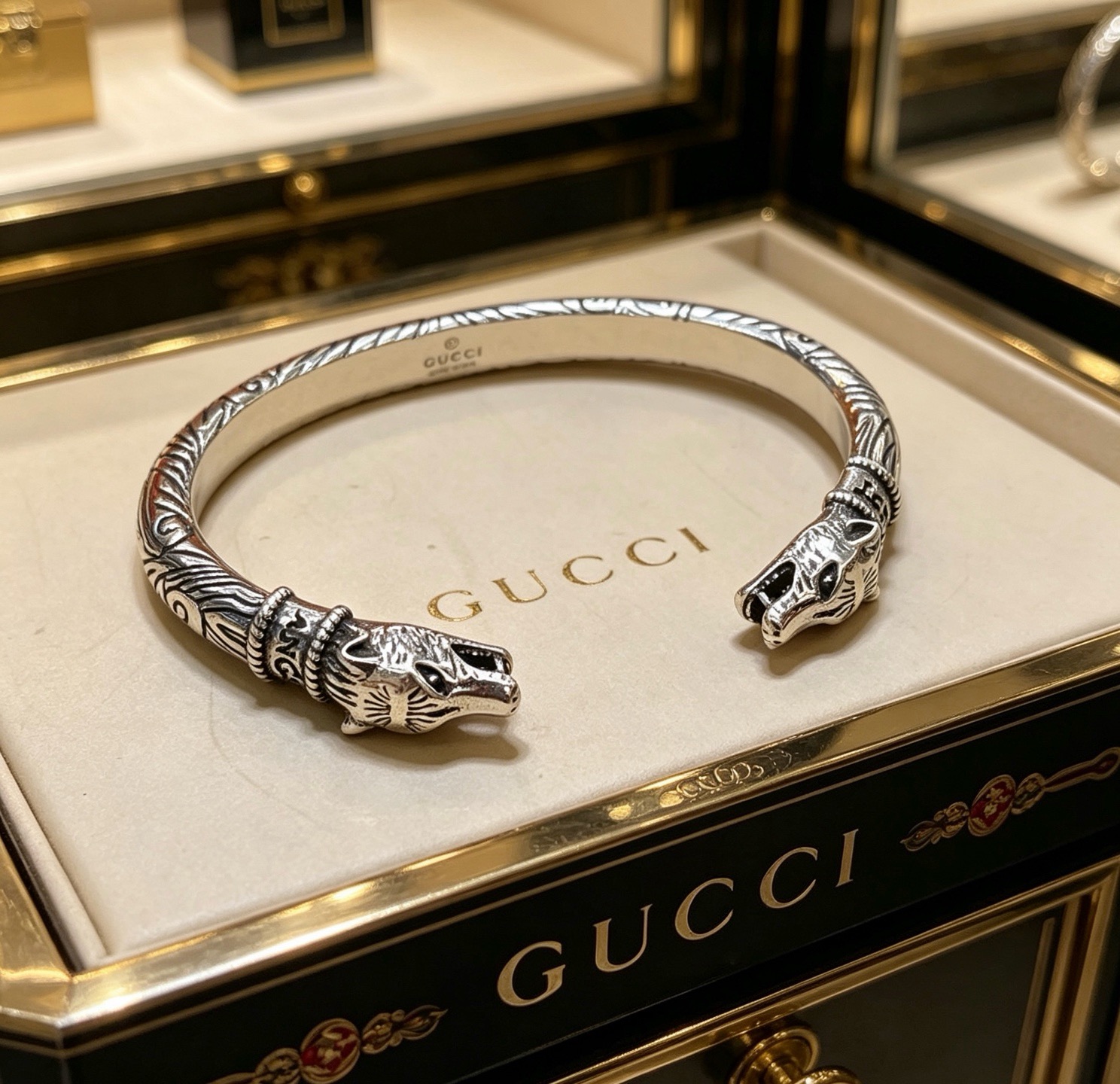 NO:862194,Batch. Gucci bracelets are hand-made latest bracelets with a higher grade. The same style as the Anger Forest series Double G classic series Gucci bracelets. The details are distressed. The shiny version is not available in the market. This one has been on the market. It is a best-selling model in Gucci. It goes well with trendy clothes, high-quality jewelry, Gucci, and bracelets.19860909批.古驰手镯手环纯手工打造最新款手镯档次更高明星同款Anger Forest系列双G经典款系列古驰手环 细节对版做旧处理 非市面亮面版型 这款一直在出 古驰里面热卖款 非常好搭配潮流衣服,饰品精品,gucci,bracelet,Jewelry