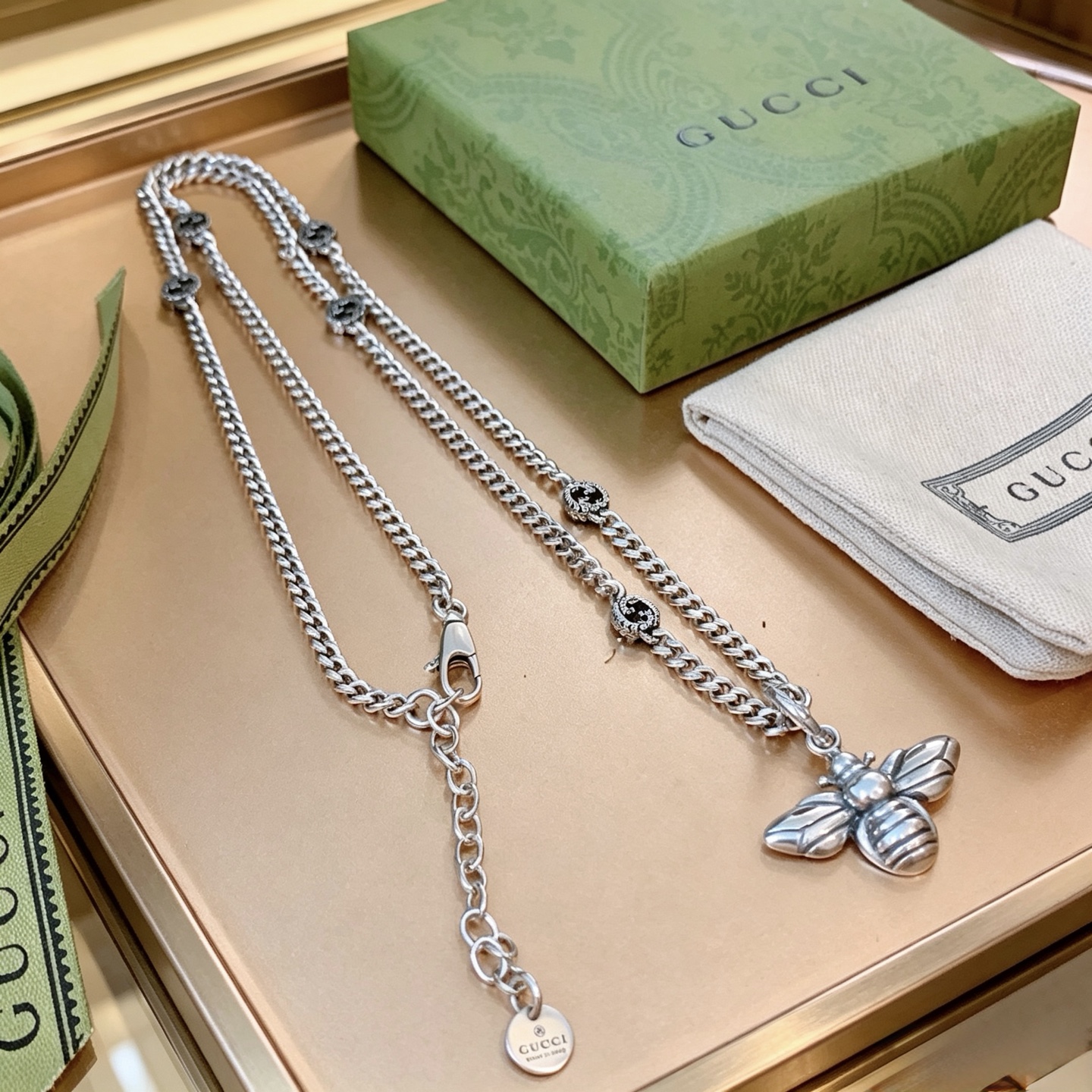 NO:862216,Batch Gucci necklace 2026 new chain with higher grade. Anger Forest series double G bee Gucci necklace with the same style as the star. The length can be adjusted automatically. The details are distressed. The glossy version is not available in the market. This model has been on the market. It is a best-selling model in Gucci. It goes well with trendy clothes, fine jewelry, gucci, and necklace.19860909批古驰项链2026新款链条档次更高明星同款Anger Forest系列双G蜜蜂古驰项链 可自动调节长度 细节对版做旧处理 非市面亮面版型 这款一直在出 古驰里面热卖款 非常好搭配潮流衣服,饰品精品,gucci,necklace,Jewelry