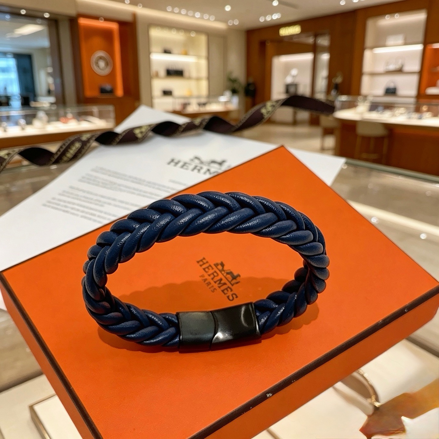 NO:862238,Batch New Product Release Hermès Leather Cord Bracelet The latest model of pure handmade leather material is of higher quality. The same style as the star Anger Forest series Hermès bracelet classic series 18k gold bracelet bracelet. The details are distressed. The non-market sand surface version. This one has been out. The best-selling model in Hermès. It is very good to match trendy clothes, high-quality jewelry, hermes, and bracelets.19860909批 新品发售 爱马仕皮绳手环最新款纯手工皮材质档次更高明星同款Anger Forest系列爱马仕手链经典款系列18k金手链手绳 细节对版做旧处理 非市面沙面版型 这款一直在出 爱马仕里面热卖款 非常好搭配潮流衣服,饰品精品,hermes,bracelet,Jewelry