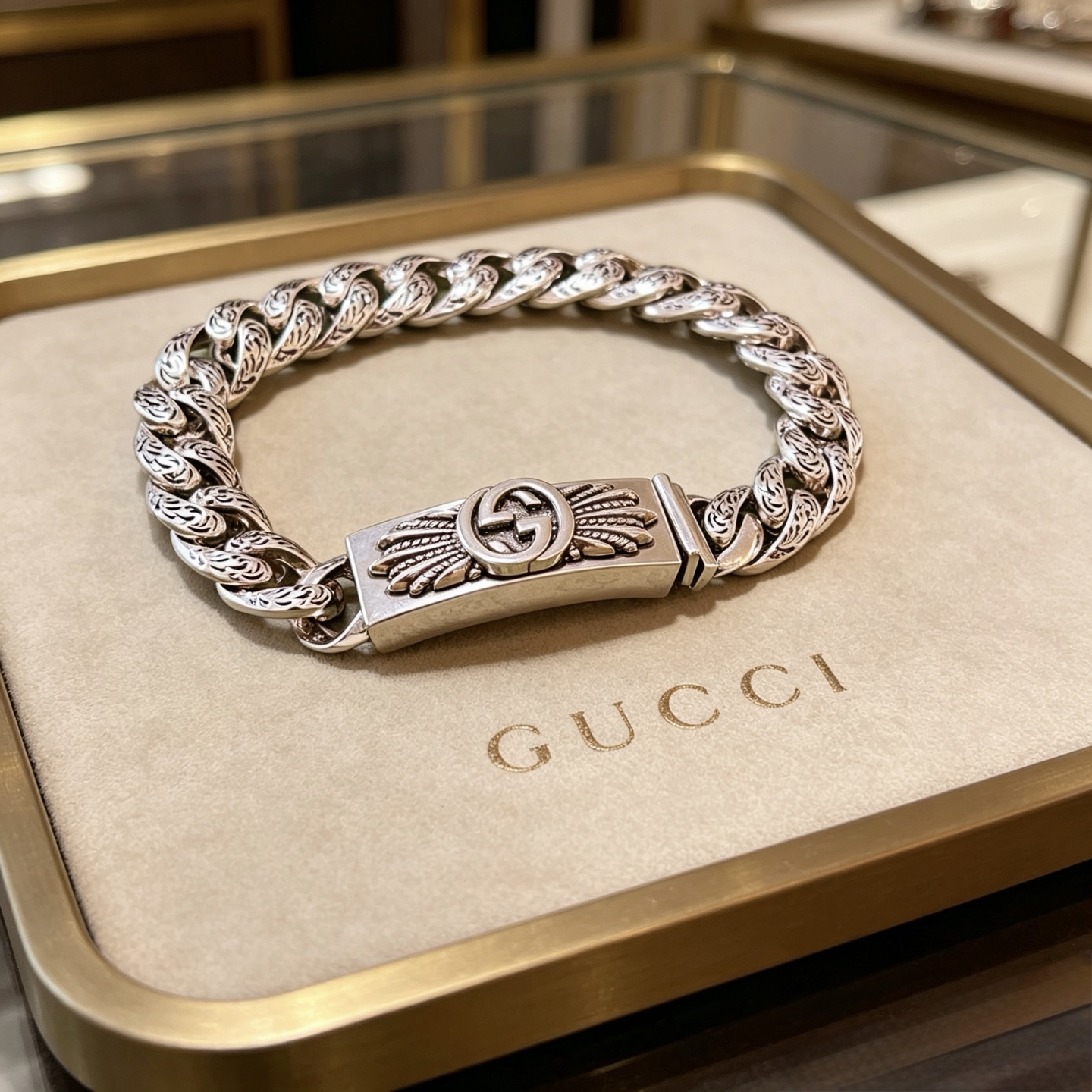 NO:862269,Batch. The latest Gucci bracelet is the latest classic model. It is exquisite regardless of style and texture. It is absolutely top-notch. You can understand the original logo at a glance. It is super nice. It is a must-have for matching clothes. It is a must-have item for men and women. The size is 18.20.22.24 cm. It can also be changed to other sizes. Boutique jewelry, gucci, gucci, bracelet.19860909批.最新出炉 Gucci古驰手链最新款的经典款 精致无论款式 质感 都是绝对的顶尖feel 只要看一眼就懂了原版logo 超 nice 搭配衣服必选择,男女同款必备神器 码数18.20.22.24厘米 还可以改其他尺寸,饰品精品,gucci,gucci,bracelet,Jewelry