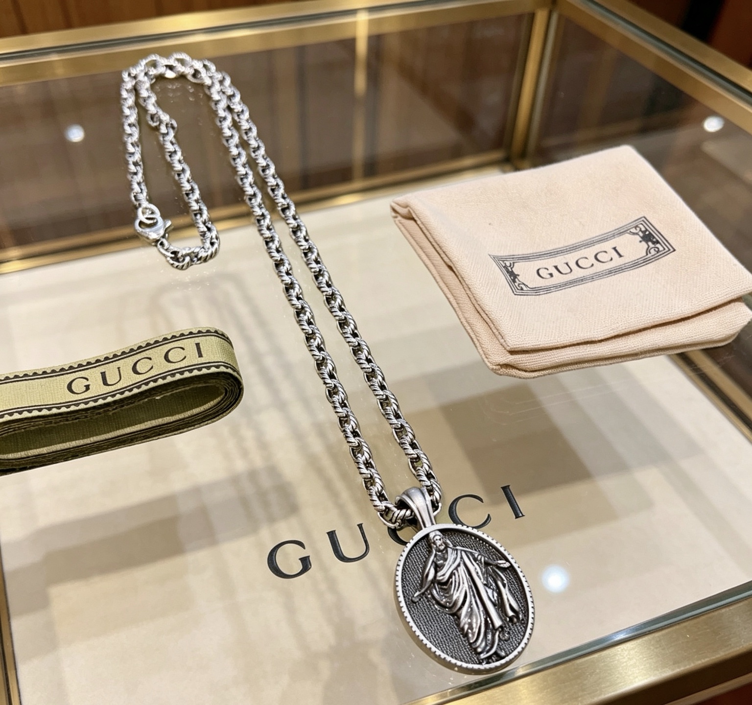 NO:862281,Batch. If it doesn’t explode, it will be updated simultaneously on Gucci’s official website. It is the first choice for internet celebrities to carry goods on Douyin. The latest chain of Gucci necklace has a higher grade. The same style as the Anger Forest series double g Gucci necklace for celebrities. Customized necklace. The details are distressed. The shiny version is not available in the market. This model has been released. The best-selling model in Gucci. Very easy to match, fine jewelry, gucci, necklace.19860909批. 不爆不发 古驰官网新款同步更新 抖音带货网红首选 古驰项链最新款链条档次更高明星同款Anger Forest系列双g古驰项链定制项链 细节对版做旧处理 非市面亮面版型 这款一直在出 古驰里面热卖款 非常好搭配,饰品精品,gucci,necklace,Jewelry