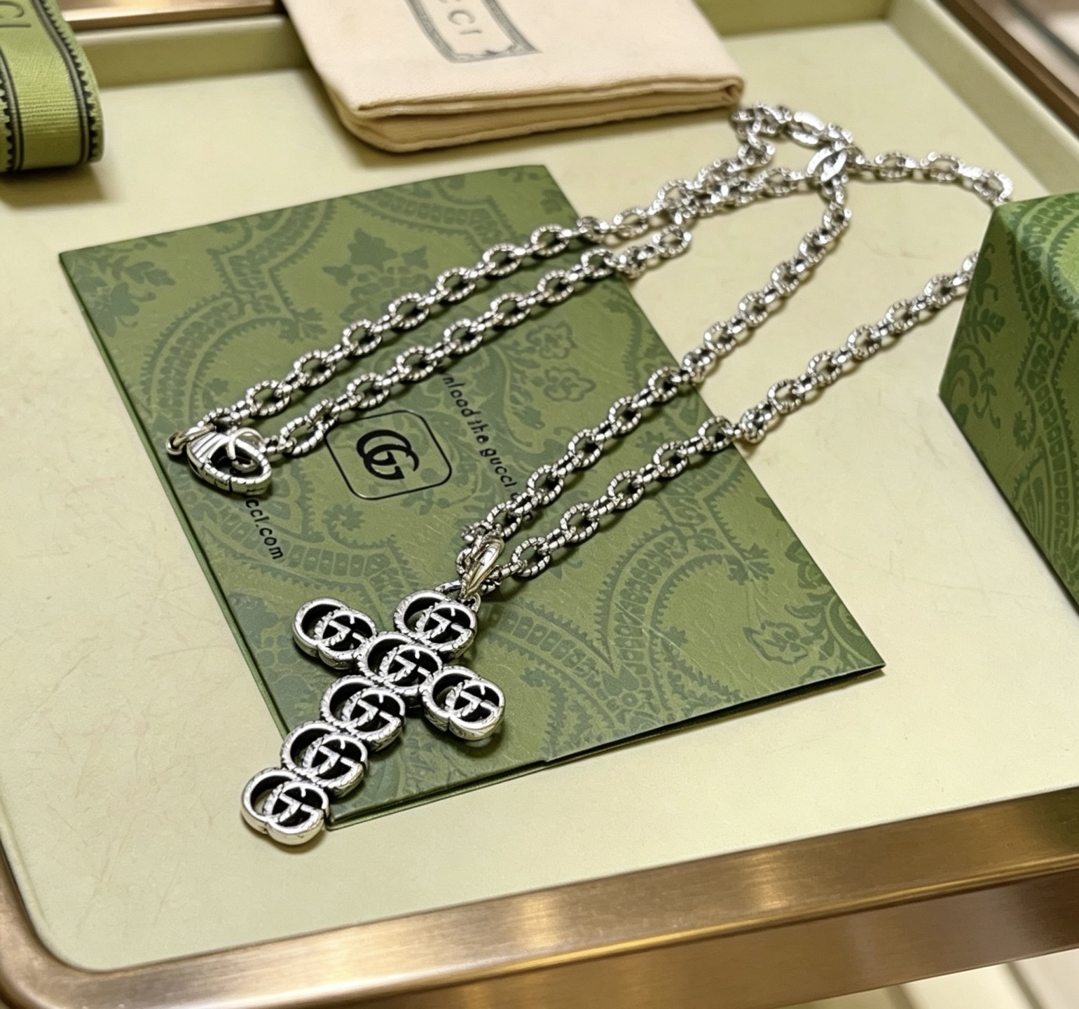 NO:862292,Batch Gucci necklace. The latest chain has a higher grade. The same style as the Anger Forest series double G twist Gucci necklace for celebrities. The details are matched with silver processing. The shiny version is not available in the market. This one has been released. It is a best-selling model in Gucci. It is very suitable for fashionable clothes, high-quality jewelry, Gucci, and necklace.19860909批 古驰项链. 最新款链条档次更高明星同款Anger Forest系列双G麻花古驰项链 细节对版银处理 非市面亮面版型 这款一直在出 古驰里面热卖款 非常好搭配潮流衣服,饰品精品,gucci,necklace,Jewelry