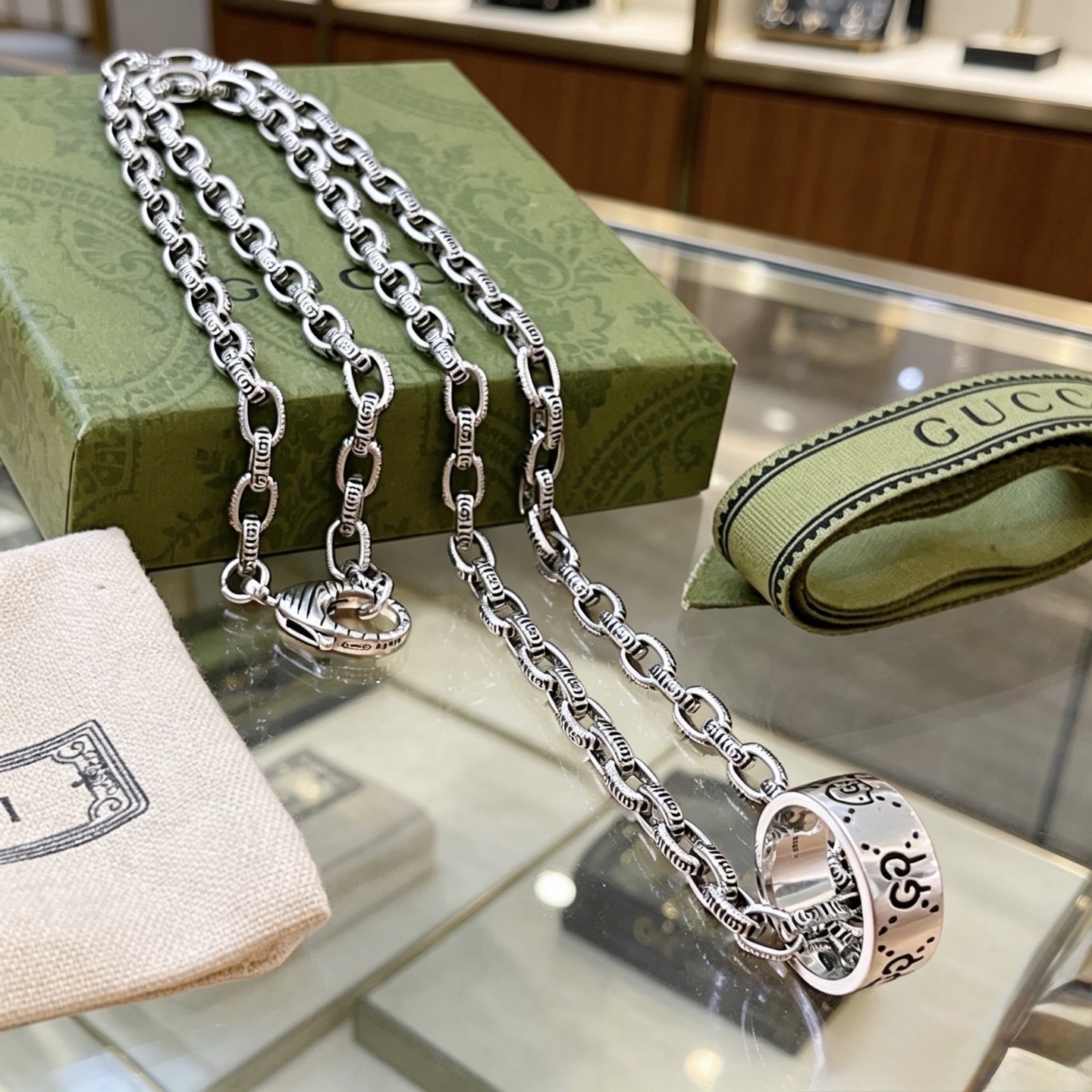 NO:862303,The latest Gucci necklace has a higher grade. The same style as the star Anger Forest series double G ring ring Gucci necklace. The chain length is 60 cm and the length can be changed. The details are distressed. The shiny version is not available in the market. This one has been on the market. It is a best-selling model in Gucci. It goes well with trendy clothes, fine jewelry, gucci, necklace, ring.19860909批古驰项链最新款链条档次更高明星同款Anger Forest系列双G戒指环古驰项链 链长60厘米可改长度 细节对版做旧处理 非市面亮面版型 这款一直在出 古驰里面热卖款 非常好搭配潮流衣服,饰品精品,gucci,necklace,ring,Jewelry