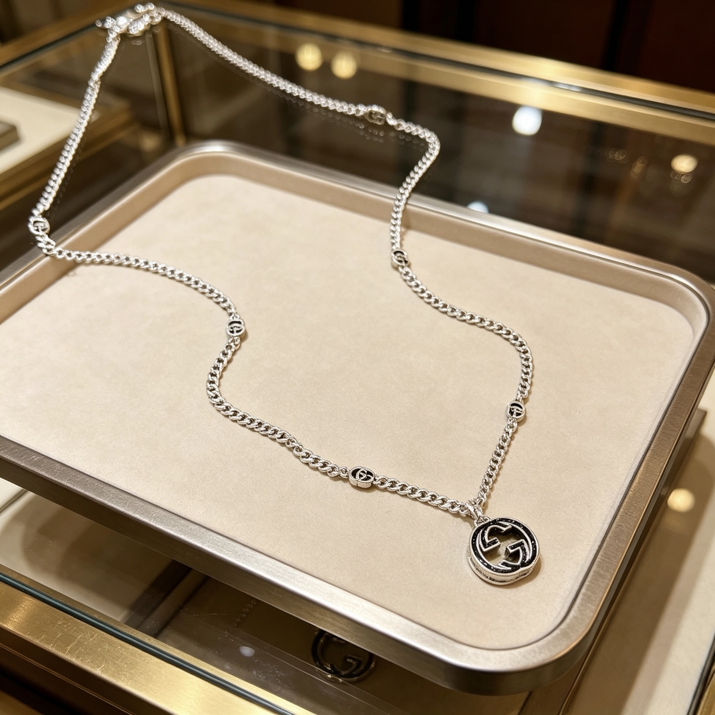 NO:862205,Batch 2026 new product launches are not popular until they are released. Douyin is the first choice for Internet celebrities to bring goods. The latest chain of Gucci necklaces is of higher quality. The same style as the Anger Forest series double-g retro pendant high-end necklace for celebrities. It makes high-end clothes more elegant. It has more brand and personality when going out. The details are distressed. Non-market shiny version. This one has been out. The best-selling model in Gucci. Very easy to match, fine jewelry, gucci, necklace.19860909批 2026新品发布不爆不发 抖音带货网红首选 古驰项链最新款链条档次更高明星同款Anger Forest系列双g复古吊坠高端项链 让高档的衣服搭配更有气质 出去更有牌面和个性 细节对版做旧处理 非市面亮面版型 这款一直在出 古驰里面热卖款 非常好搭配,饰品精品,gucci,necklace,Jewelry