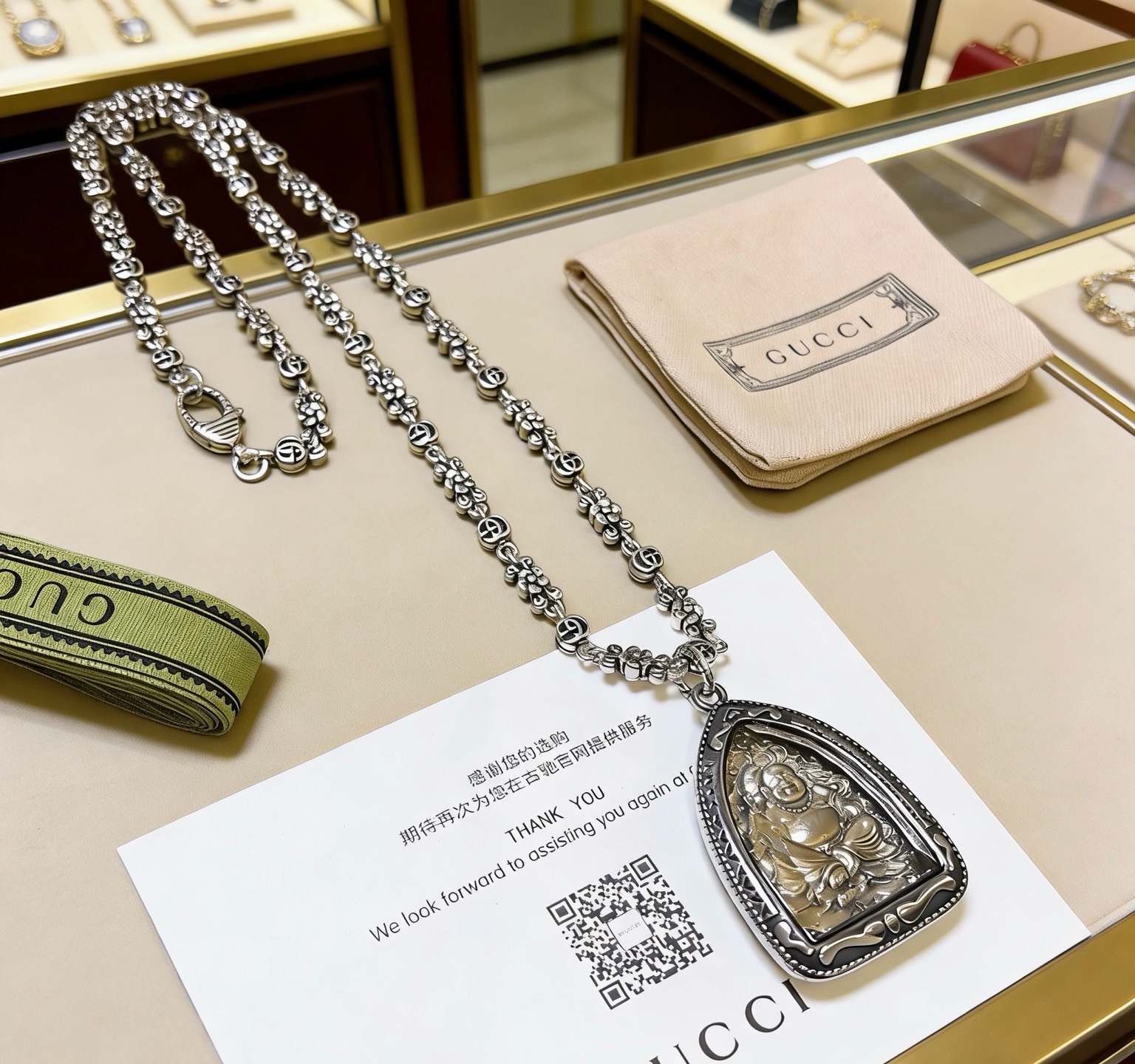 NO:862261,The latest Gucci necklace has a higher grade. The same style as the celebrity Anger Forest series double G Thai Buddha co-branded Gucci necklace. The length of the chain is 60 cm and the length can be changed. The details are distressed. The shiny version is not available in the market. This one has been on the market. It is a best-selling model in Gucci. It goes well with trendy clothes, fine jewelry, Gucci, and necklace.19860909批古驰项链最新款链条档次更高明星同款Anger Forest系列双G泰国佛牌联名古驰项链 链长60厘米可改长度 细节对版做旧处理 非市面亮面版型 这款一直在出 古驰里面热卖款 非常好搭配潮流衣服,饰品精品,gucci,necklace,Jewelry