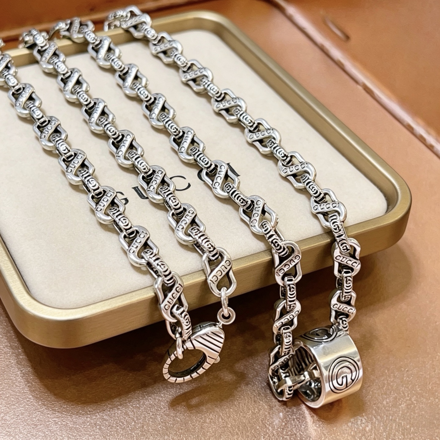 NO:862272,Batch, do not explode, do not post, Douyin is the first choice for Internet celebrities to bring goods. The latest chain of Gucci necklaces is of higher quality. The same style as the Anger Forest series, double G design concept, retro classic series, paired with Gucci necklaces. It makes the high-end clothes more elegant. It has more brand and personality when going out. The details are distressed. Non-market glossy version. This one has been out. The best-selling model in Gucci. Very easy to match, fine jewelry, gucci, necklace.19860909批  不爆不发 抖音带货网红首选 古驰项链最新款链条档次更高明星同款Anger Forest系列双g设计理念复古经典系列双搭古驰项链 让高档的衣服搭配更有气质 出去更有牌面和个性 细节对版做旧处理 非市面亮面版型 这款一直在出 古驰里面热卖款 非常好搭配,饰品精品,gucci,necklace,Jewelry