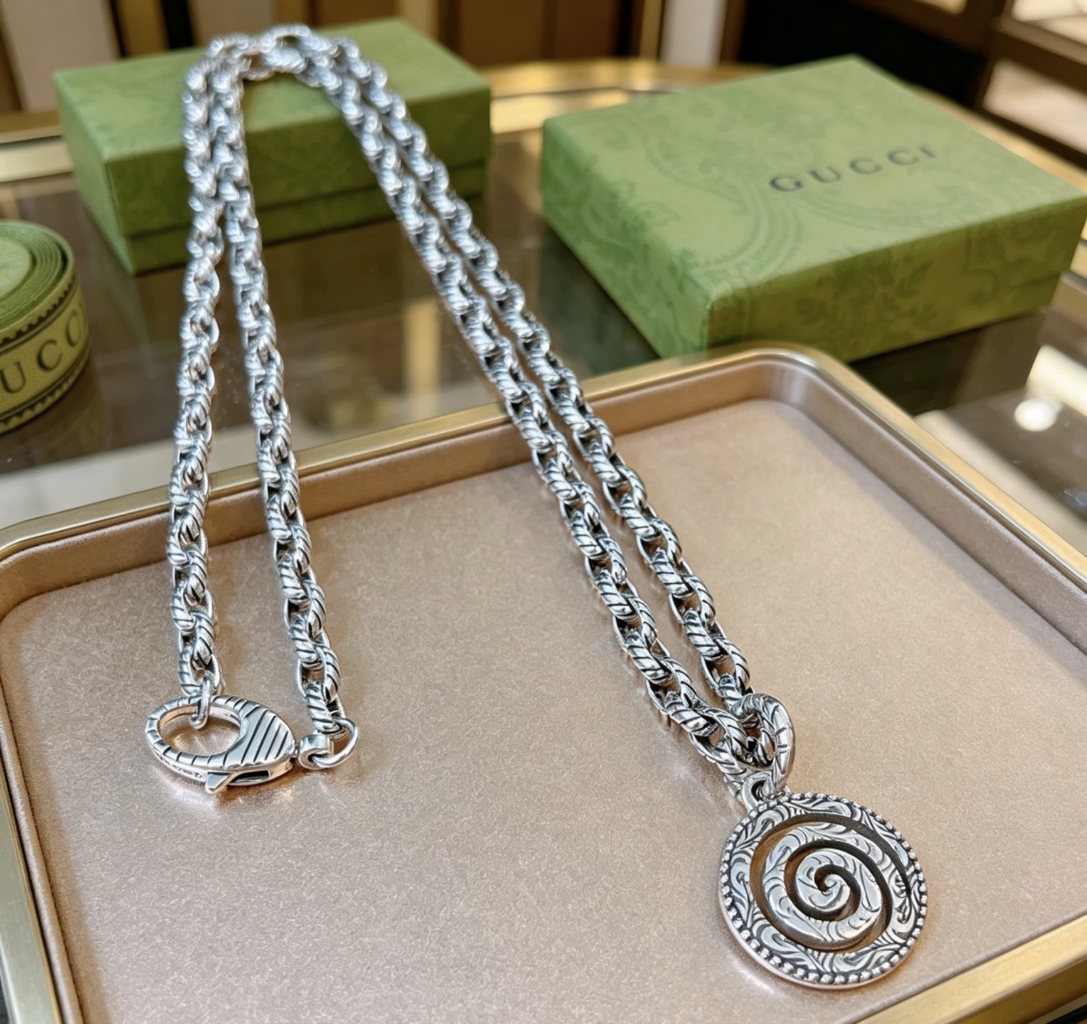 NO:862284,Batch Gucci necklace 2026 latest chain with higher grade. Same style as Anger Forest series double G Gucci necklace for celebrities. The chain length is 60 cm and the length can be changed. The details are distressed. The shiny version is not available in the market. This one has been out. It is the best-selling model in Gucci. It is very good to match with trendy clothes, fine jewelry, gucci, necklace.19860909批 古驰项链2026最新款链条档次更高明星同款Anger Forest系列双G古驰项链 链长60厘米可改长度 细节对版做旧处理 非市面亮面版型 这款一直在出 古驰里面热卖款 非常好搭配潮流衣服,饰品精品,gucci,necklace,Jewelry