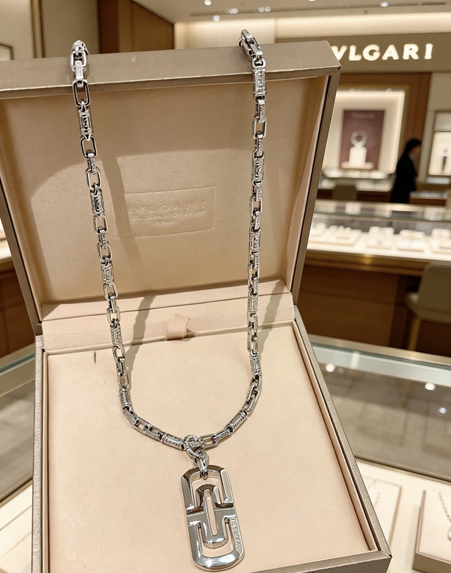 NO:862294,Batch Bulgari necklace V gold material. BVLGARI BVLGARI DIVAS' DREAM series. Perfect appearance, unparalleled details, the unique color is completely impeccable, and is decorated with a classic ring shape design. It is simple yet elegant and eye-catching. The combination of 18K gold is more elegant and elegant. Same style for men and women. Bvlgari necklace, fine jewelry, Bottega Veneta, bvlgari, bvlgari, necklace19860909批 宝格丽项链V金材质 .BVLGARI宝格丽 DIVAS‘ DREAM 系列 品相完美,细节无敌,那种独特的色泽完全无可挑剔,再缀以经典指环外形设计,简约之余却又优雅夺目,18K金的组合更显气色,上身雅致动人.男女同款 宝格丽项链,饰品精品,bottega veneta,bvlgari,bvlgari,necklace,Jewelry