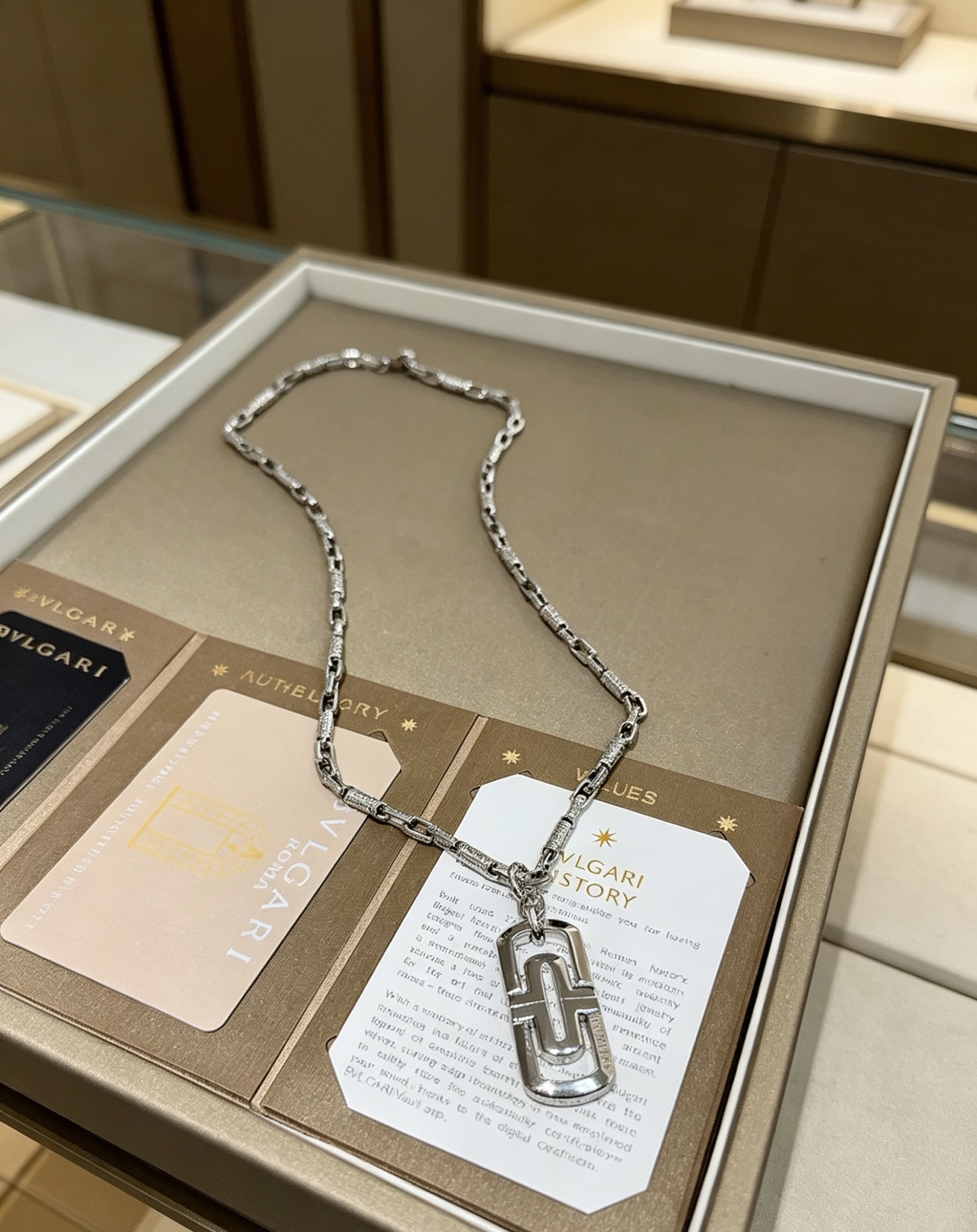 宝格丽项链V金材质 。BVLGARI宝格丽 DIVAS‘ DREAM 系列 品相完美，细节无敌，那种独特
