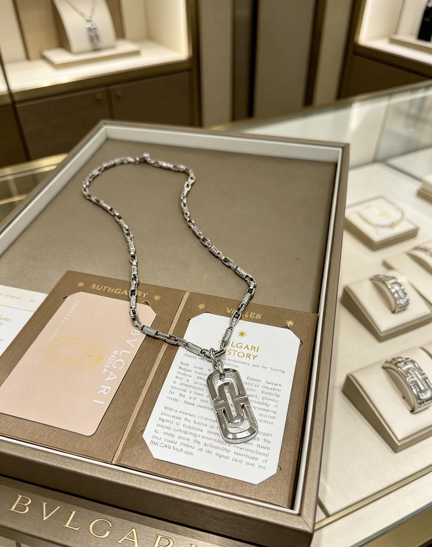 宝格丽项链V金材质 。BVLGARI宝格丽 DIVAS‘ DREAM 系列 品相完美，细节无敌，那种独特