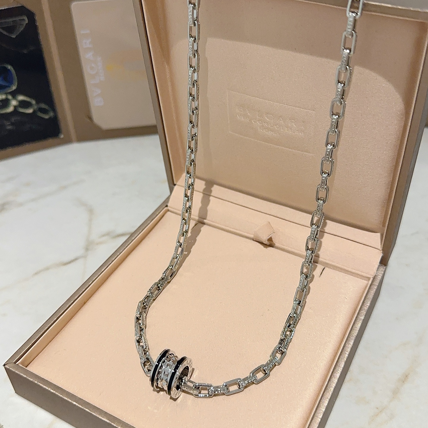 NO:862432,Batch Bulgari necklace V gold material. BVLGARI BVLGARI DIVAS' DREAM series. Perfect appearance, unparalleled details, the unique color is completely impeccable, and is decorated with a classic ring shape design. It is simple yet elegant and eye-catching. The combination of 18K gold is more elegant and elegant. Same style for men and women. Bvlgari necklace, fine jewelry, Bottega Veneta, bvlgari, bvlgari, necklace19860909批 宝格丽项链V金材质 .BVLGARI宝格丽 DIVAS‘ DREAM 系列 品相完美,细节无敌,那种独特的色泽完全无可挑剔,再缀以经典指环外形设计,简约之余却又优雅夺目,18K金的组合更显气色,上身雅致动人.男女同款 宝格丽项链,饰品精品,bottega veneta,bvlgari,bvlgari,necklace,Jewelry