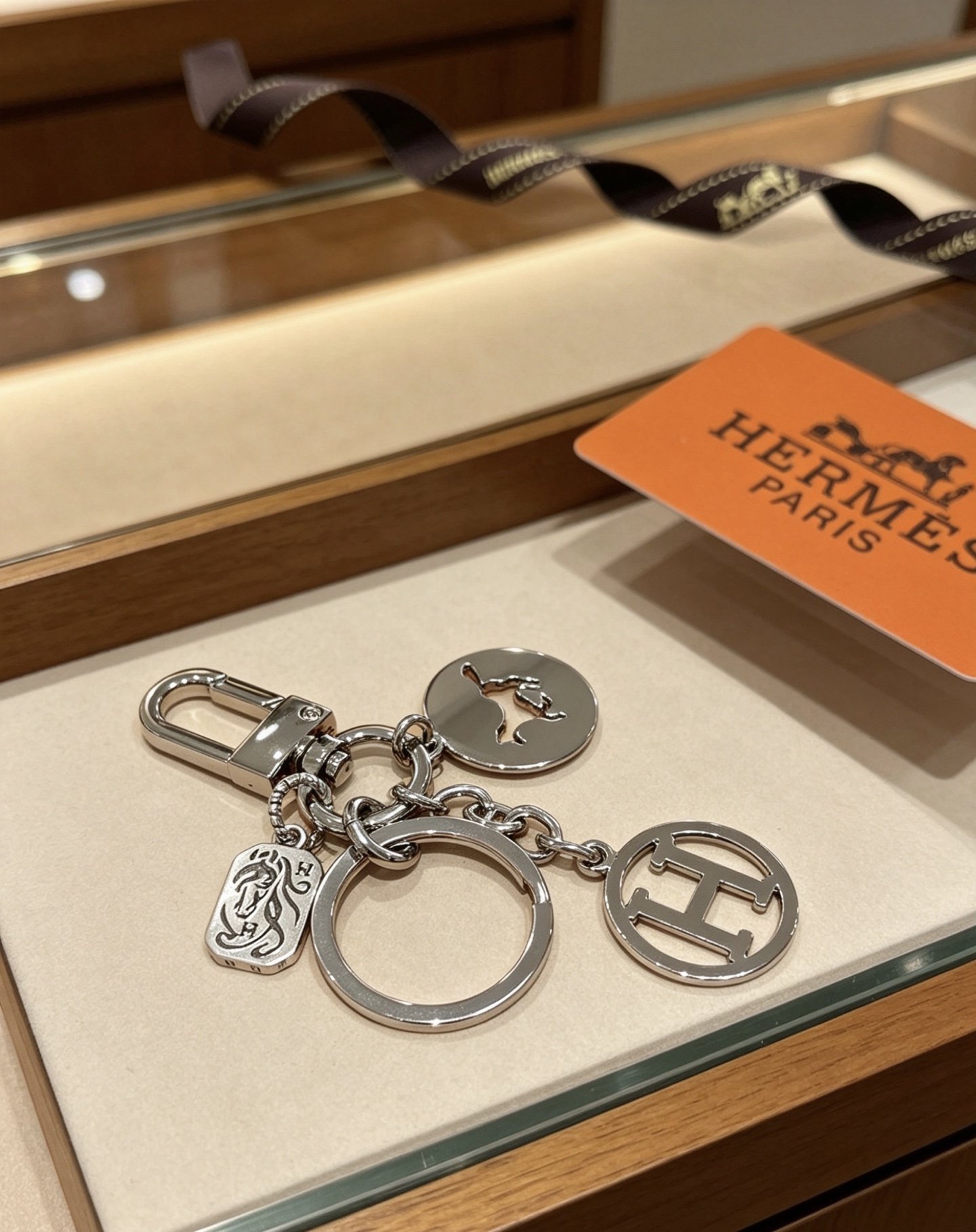 NO:862468,Batch. New Hermes Hermes keychain key chain keychain thickened version platinum version. High-end Seiko version [color] [color] Many Internet celebrities have the same style. Hermes pendant keychain is a test of the master's craftsmanship. It is not easy to ensure that every detail is in place [color] [color] High-end customization. Same style for men and women. Hermès is popular. 1:1 super fine star. The same style k gold texture, crafted with precision and high-end craftsmanship.  The car keychain is really awesome, fine jewelry, hermes, hermes, keychain19860909批.新款Hermes爱马仕钥匙扣钥匙扣钥匙链加厚版 铂金版.高级精工版[色][色]众多网红同款 爱马仕挂饰钥匙扣太考验师傅的手艺了 要确保每个细节都到位不简单[色][色] 高端定制 男女同款 爱马仕火爆 1:1超精赞明星 同款 k金质感,精工高端工艺打造出炉. 车钥匙扣上真的赞爆,饰品精品,hermes,hermes,keychain,Jewelry