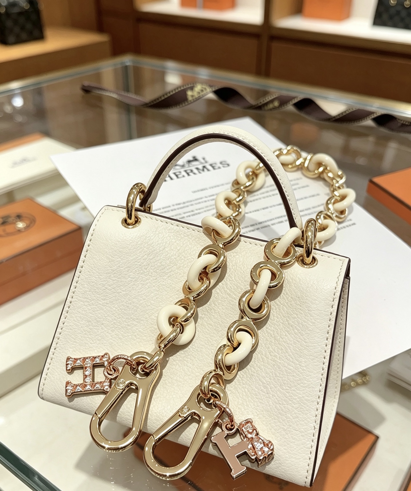 NO:862479,Batch. New Hermes Hermes keychain key chain keychain thickened version platinum version. High-end Seiko version [color] [color] Many Internet celebrities have the same style. Hermes pendant keychain is a test of the master's craftsmanship. It is not easy to ensure that every detail is in place [color] [color] High-end customization. Same style for men and women. Hermès is popular. 1:1 super fine star. The same style k gold texture, crafted with precision and high-end craftsmanship.  The bag charm buckle is really amazing, fine jewelry, hermes, hermes, keychain19860909批.新款Hermes爱马仕钥匙扣钥匙扣钥匙链加厚版 铂金版.高级精工版[色][色]众多网红同款 爱马仕挂饰钥匙扣太考验师傅的手艺了 要确保每个细节都到位不简单[色][色] 高端定制 男女同款 爱马仕火爆 1:1超精赞明星 同款 k金质感,精工高端工艺打造出炉. 包包挂饰扣上真的赞爆,饰品精品,hermes,hermes,keychain,Jewelry
