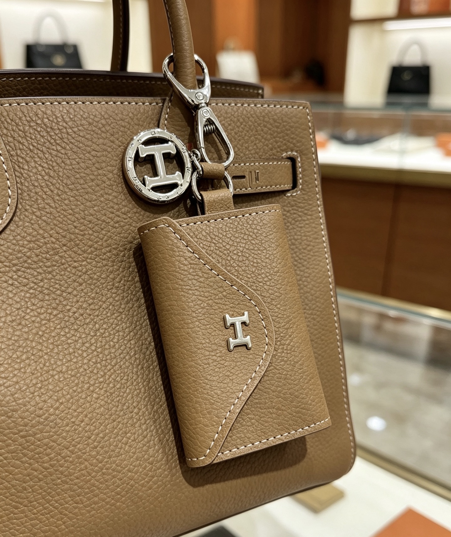 NO:862489,Batch. New Hermes key bag key chain key chain thickened version platinum version. High-end precision version [color] [color] Many Internet celebrities have the same style. Hermes pendant keychain is a test of the master's craftsmanship. It is not easy to ensure that every detail is in place [color] [color] High-end customization. Same style for men and women. Hermès is popular. 1:1 super fine star. The same k gold texture, crafted with high-end precision craftsmanship.  The car keychain is really awesome, fine jewelry, hermes, hermes, keychain19860909批.新款Hermes爱马仕钥匙包钥匙扣钥匙链加厚版 铂金版.高级精工版[色][色]众多网红同款 爱马仕挂饰钥匙扣太考验师傅的手艺了 要确保每个细节都到位不简单[色][色] 高端定制 男女同款 爱马仕火爆 1:1超精赞明星 同款 k金质感,精工高端工艺打造出炉. 车钥匙扣上真的赞爆,饰品精品,hermes,hermes,keychain,Jewelry