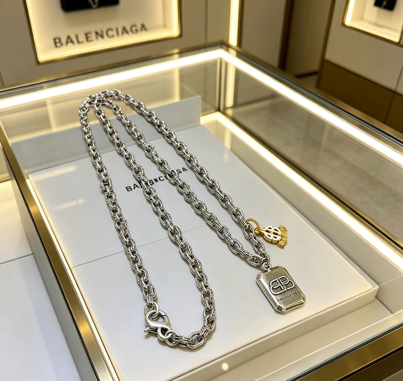 NO:862397,Batch original single goods new products Balenciaga necklace Balenciaga new necklace counter consistent fine details workmanship every detail process in place fine design craftsmanship hot models shipped unique design retro style Balenciaga necklace, jewelry boutique, balenciaga, balenciaga, necklace19860909批 原单货新品 巴黎世家项链 Balenciaga 新款项链专柜一致 细节做工精细 每个细节流程到位 设计工艺精细 火爆款出货 设计独特 复古风格 巴黎世家项链,饰品精品,balenciaga,balenciaga,necklace,Jewelry