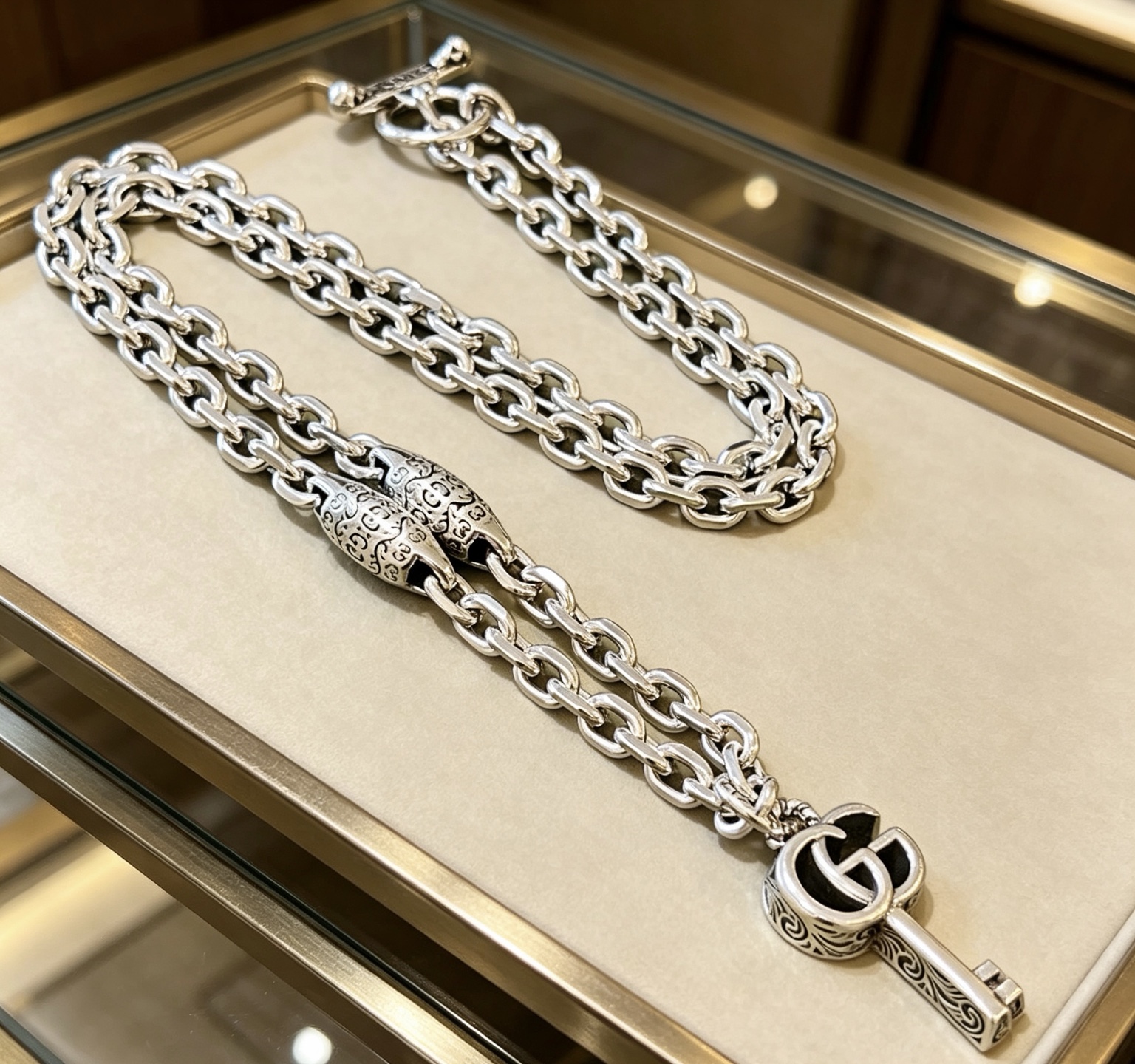 NO:862410,Batch New product launches are not popular until they are released. Douyin is the first choice for Internet celebrities to bring goods. The latest chain of Gucci necklaces is of higher quality. The same style as the Anger Forest series double G design concept retro necklace for celebrities. It makes high-end clothes more elegant and more brand-like and personalized when going out. The details are distressed. Non-market glossy version. This one has been released. The best-selling model in Gucci. Very easy to match, high-quality jewelry, gucci, necklace.19860909批  新品发布不爆不发 抖音带货网红首选 古驰项链最新款链条档次更高明星同款Anger Forest系列双g设计理念复古项链 让高档的衣服搭配更有气质 出去更有牌面和个性 细节对版做旧处理 非市面亮面版型 这款一直在出 古驰里面热卖款 非常好搭配,饰品精品,gucci,necklace,Jewelry