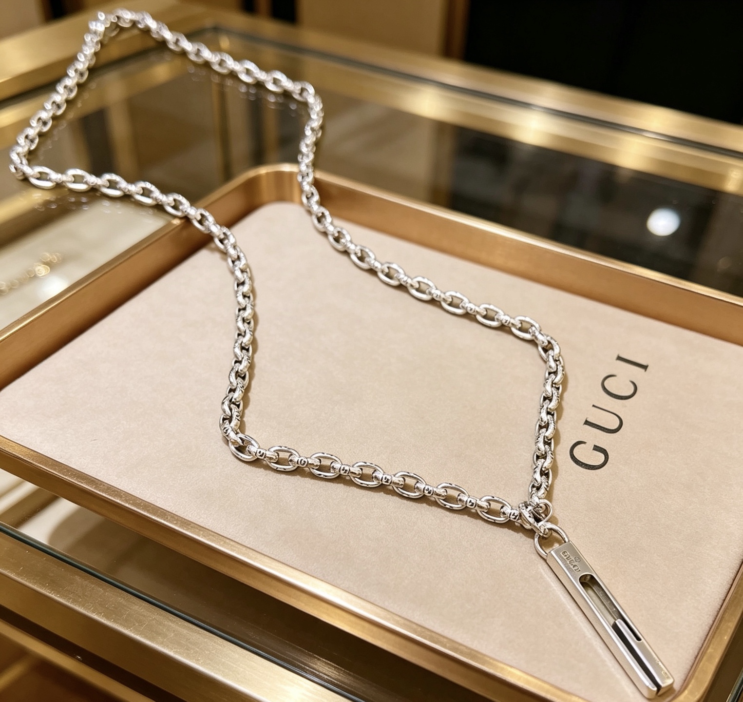 NO:862423,Batch, do not explode, do not post, Douyin is the first choice for internet celebrities to bring goods. The latest chain of Gucci necklace is of higher quality. The same Anger Forest series double-G retro necklace for celebrities. It makes high-end clothes more elegant. It has more brand and personality when going out. The details are distressed. The shiny version is not on the market. This model has been released. It is a best-selling model in Gucci. It is very easy to match, fine jewelry, gucci, necklace.19860909批 不爆不发 抖音带货网红首选 古驰项链最新款链条档次更高明星同款Anger Forest系列双g复古项链 让高档的衣服搭配更有气质 出去更有牌面和个性 细节对版做旧处理 非市面亮面版型 这款一直在出 古驰里面热卖款 非常好搭配,饰品精品,gucci,necklace,Jewelry