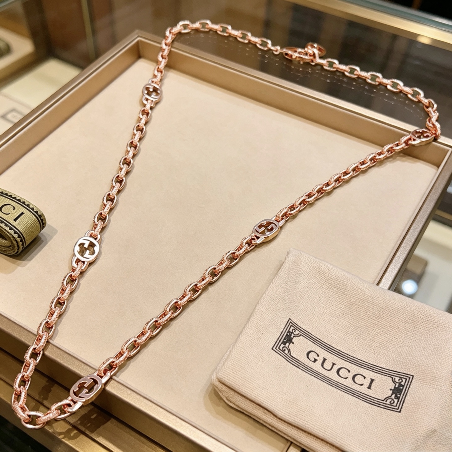 NO:862436,Batch Gucci necklace's latest rose gold 18k chain, higher grade, the same style as the Anger Forest series double G new pattern Gucci necklace. The chain length is 60 cm and the length can be changed. The details are distressed and the version is not available in the market. This model has been sold in Gucci. It is a best-selling model in Gucci. It is very suitable for trendy clothes, fine jewelry, gucci, necklace.19860909批 古驰项链最新款玫瑰金18k链条档次更高明星同款Anger Forest系列双G新款花纹古驰项链 链长60厘米可改长度 细节对版做旧处理 非市面亮面版型 这款一直在出 古驰里面热卖款 非常好搭配潮流衣服,饰品精品,gucci,necklace,Jewelry