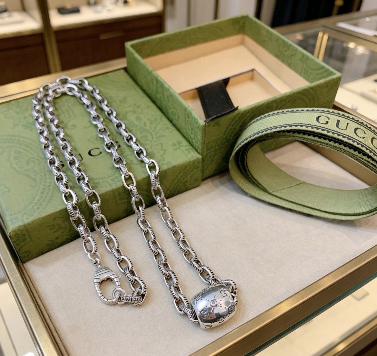 NO:862332,Gucci necklace 2026 latest chain with higher grade. Anger Forest series double G Gucci necklace of the same style for celebrities. The length can be automatically adjusted. The details are distressed. The shiny version is not available in the market. This model has been on sale. It is a best-selling model in Gucci. It is very good to match with trendy clothes, fine jewelry, gucci, necklace.19860909批古驰项链2026最新款链条档次更高明星同款Anger Forest系列双G古驰项链 可自动调节长度 细节对版做旧处理 非市面亮面版型 这款一直在出 古驰里面热卖款 非常好搭配潮流衣服,饰品精品,gucci,necklace,Jewelry