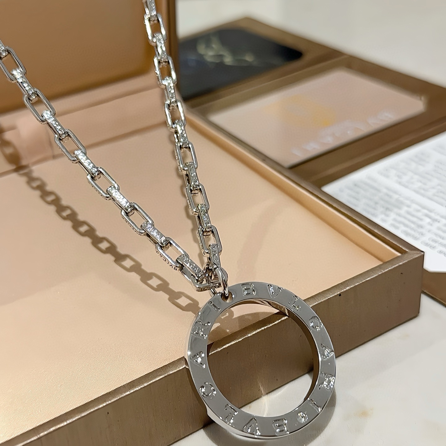 宝格丽项链V金材质 。BVLGARI宝格丽 DIVAS‘ DREAM 系列 品相完美，细节无敌，那种独特