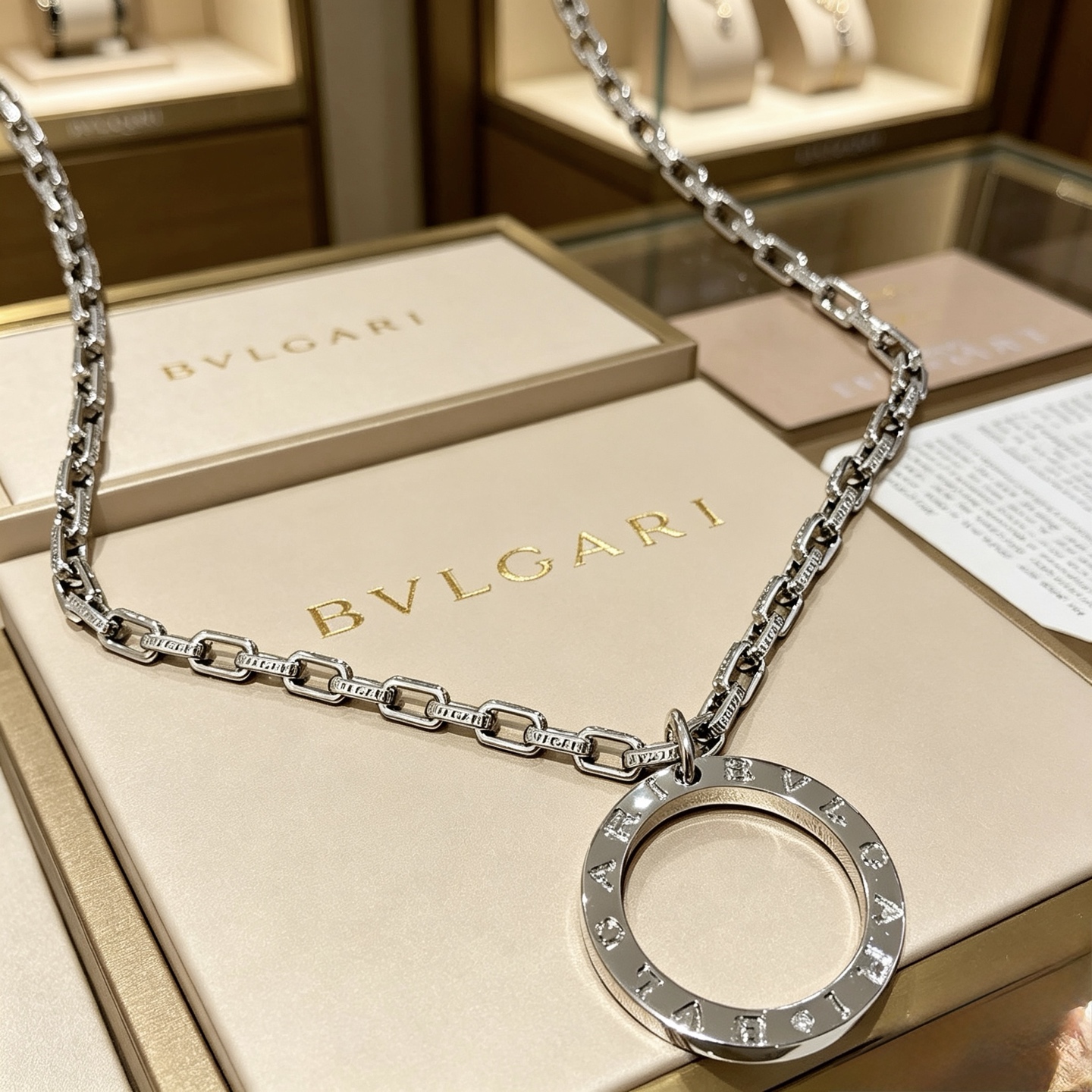 宝格丽项链V金材质 。BVLGARI宝格丽 DIVAS‘ DREAM 系列 品相完美，细节无敌，那种独特
