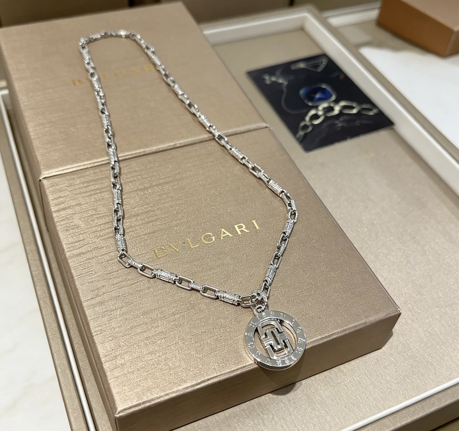 NO:862343,Batch Bulgari necklace V gold material. BVLGARI BVLGARI DIVAS' DREAM series. Perfect appearance, unparalleled details, the unique color is completely impeccable, and is decorated with a classic ring shape design. It is simple yet elegant and eye-catching. The combination of 18K gold is more elegant and elegant. Same style for men and women. Bvlgari necklace, fine jewelry, Bottega Veneta, bvlgari, bvlgari, necklace19860909批 宝格丽项链V金材质 .BVLGARI宝格丽 DIVAS‘ DREAM 系列 品相完美,细节无敌,那种独特的色泽完全无可挑剔,再缀以经典指环外形设计,简约之余却又优雅夺目,18K金的组合更显气色,上身雅致动人.男女同款 宝格丽项链,饰品精品,bottega veneta,bvlgari,bvlgari,necklace,Jewelry