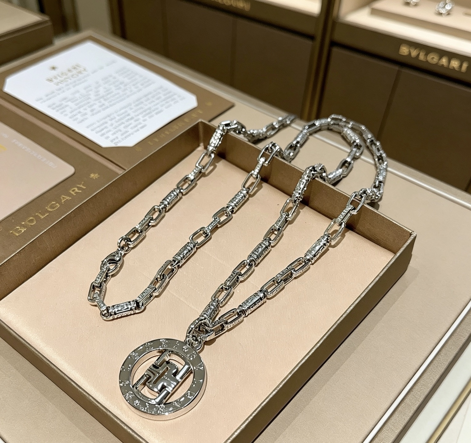 宝格丽项链V金材质 。BVLGARI宝格丽 DIVAS‘ DREAM 系列 品相完美，细节无敌，那种独特
