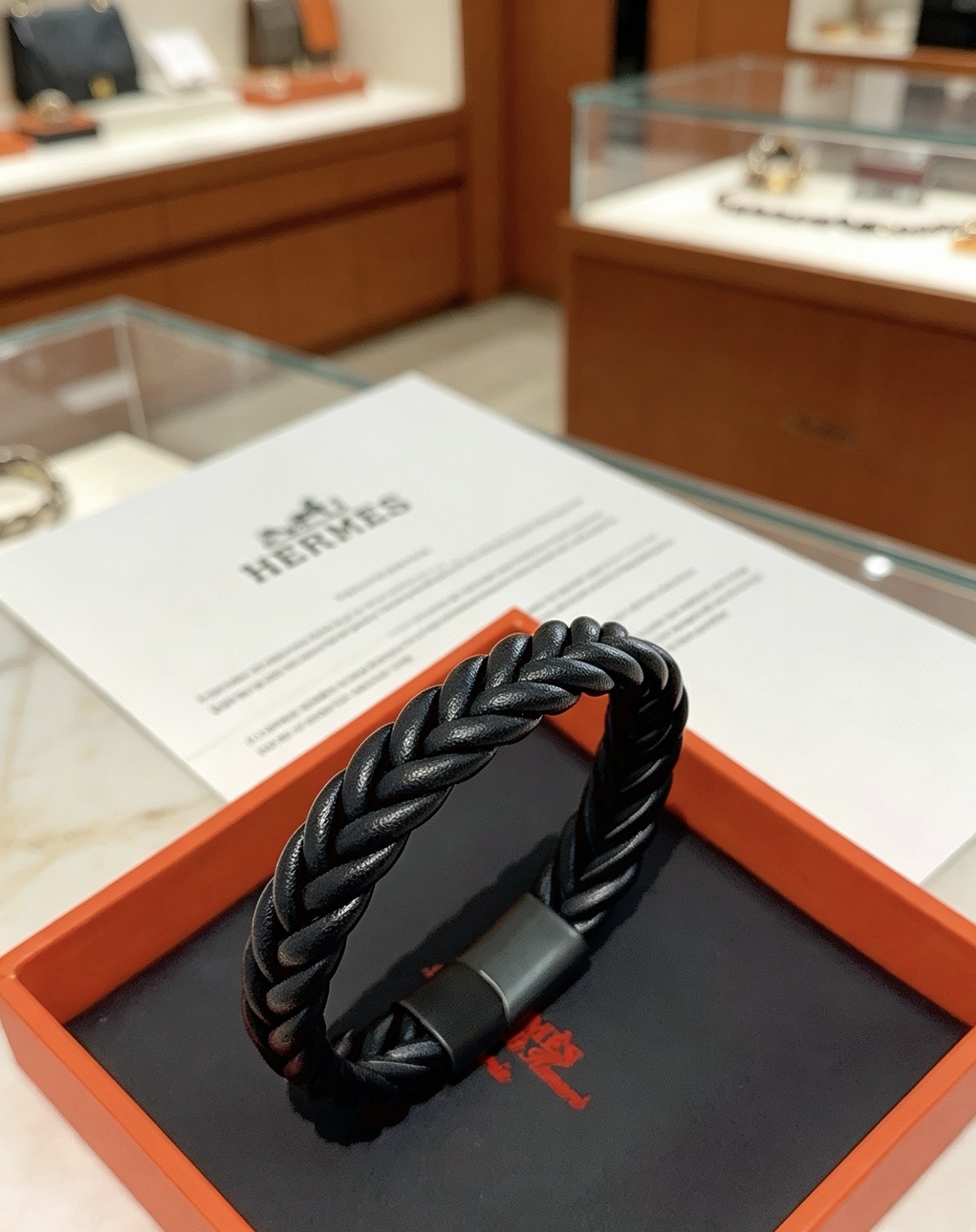 NO:862368,Batch New Product Release Hermès Leather Cord Bracelet The latest model of pure handmade leather material is of higher quality. The same style as the star Anger Forest series Hermès bracelet classic series 18k gold bracelet bracelet. The details are distressed. The non-market sand surface version. This one has been out. The best-selling model in Hermès. It is very good to match trendy clothes, high-quality jewelry, hermes, and bracelets.19860909批 新品发售 爱马仕皮绳手环最新款纯手工皮材质档次更高明星同款Anger Forest系列爱马仕手链经典款系列18k金手链手绳 细节对版做旧处理 非市面沙面版型 这款一直在出 爱马仕里面热卖款 非常好搭配潮流衣服,饰品精品,hermes,bracelet,Jewelry