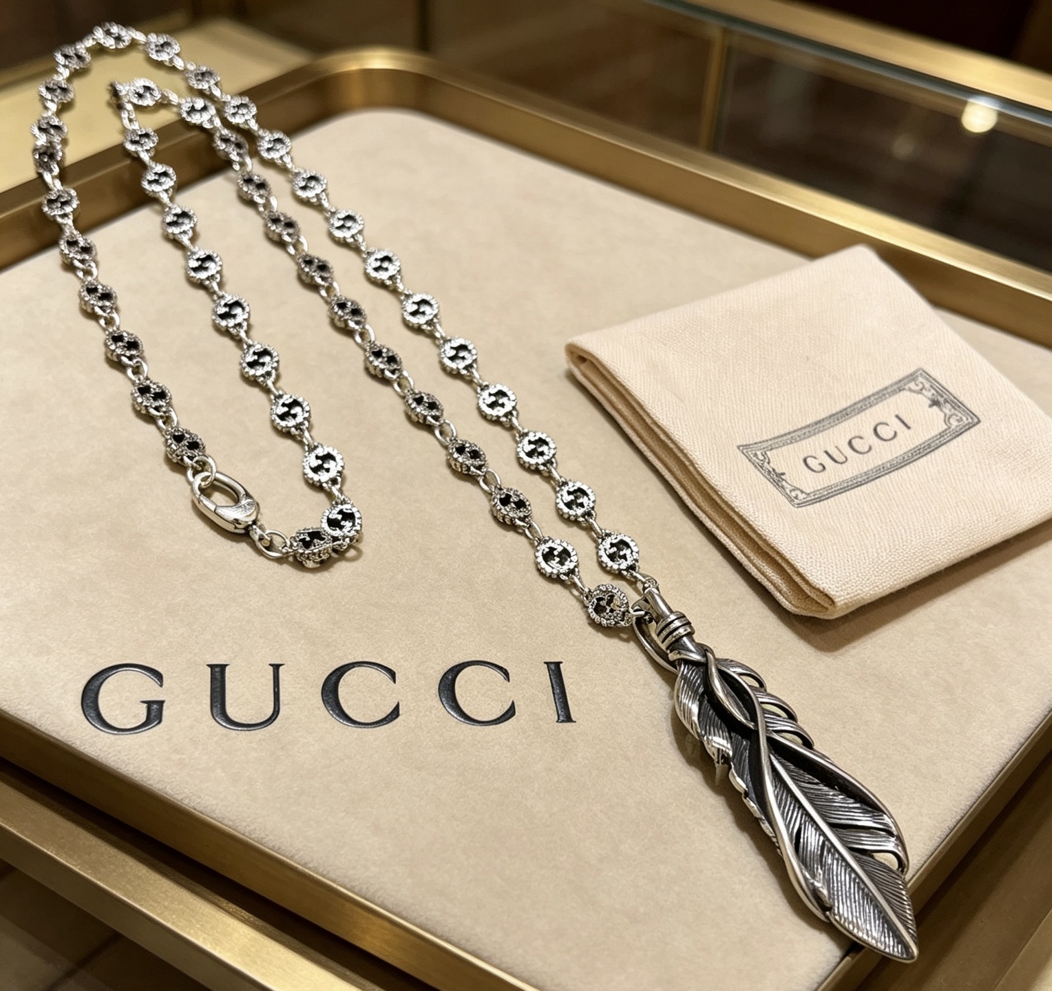 NO:862381,Batch New product launches are not popular until they are released. Douyin is the first choice for Internet celebrities to bring goods. The latest chain of Gucci necklaces is of higher quality. The same style as the Anger Forest series double G design concept retro necklace for celebrities. It makes high-end clothes more elegant and more brand-like and personalized when going out. The details are distressed. Non-market glossy version. This one has been released. The best-selling model in Gucci. Very easy to match, high-quality jewelry, gucci, necklace.19860909批  新品发布不爆不发 抖音带货网红首选 古驰项链最新款链条档次更高明星同款Anger Forest系列双g设计理念复古项链 让高档的衣服搭配更有气质 出去更有牌面和个性 细节对版做旧处理 非市面亮面版型 这款一直在出 古驰里面热卖款 非常好搭配,饰品精品,gucci,necklace,Jewelry