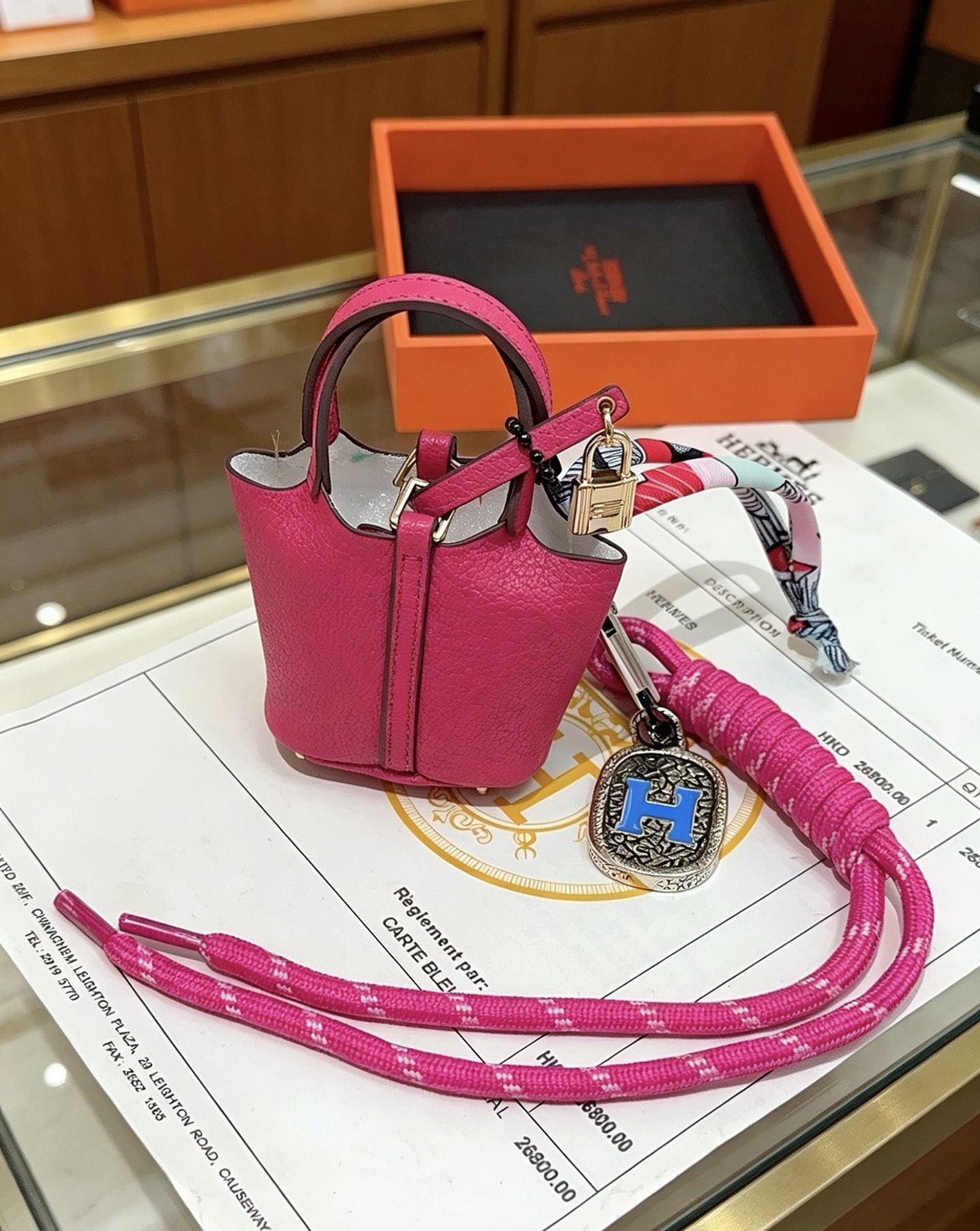 Pendentif Hermes Mini Picotin Lock Bag Charm Cuir grainé rose rose Quincaillerie en métal doré rose Métal argenté avec émail bleu Logo H Accent en twilly de soie imprimé multicolore Longueur totale 20 cm