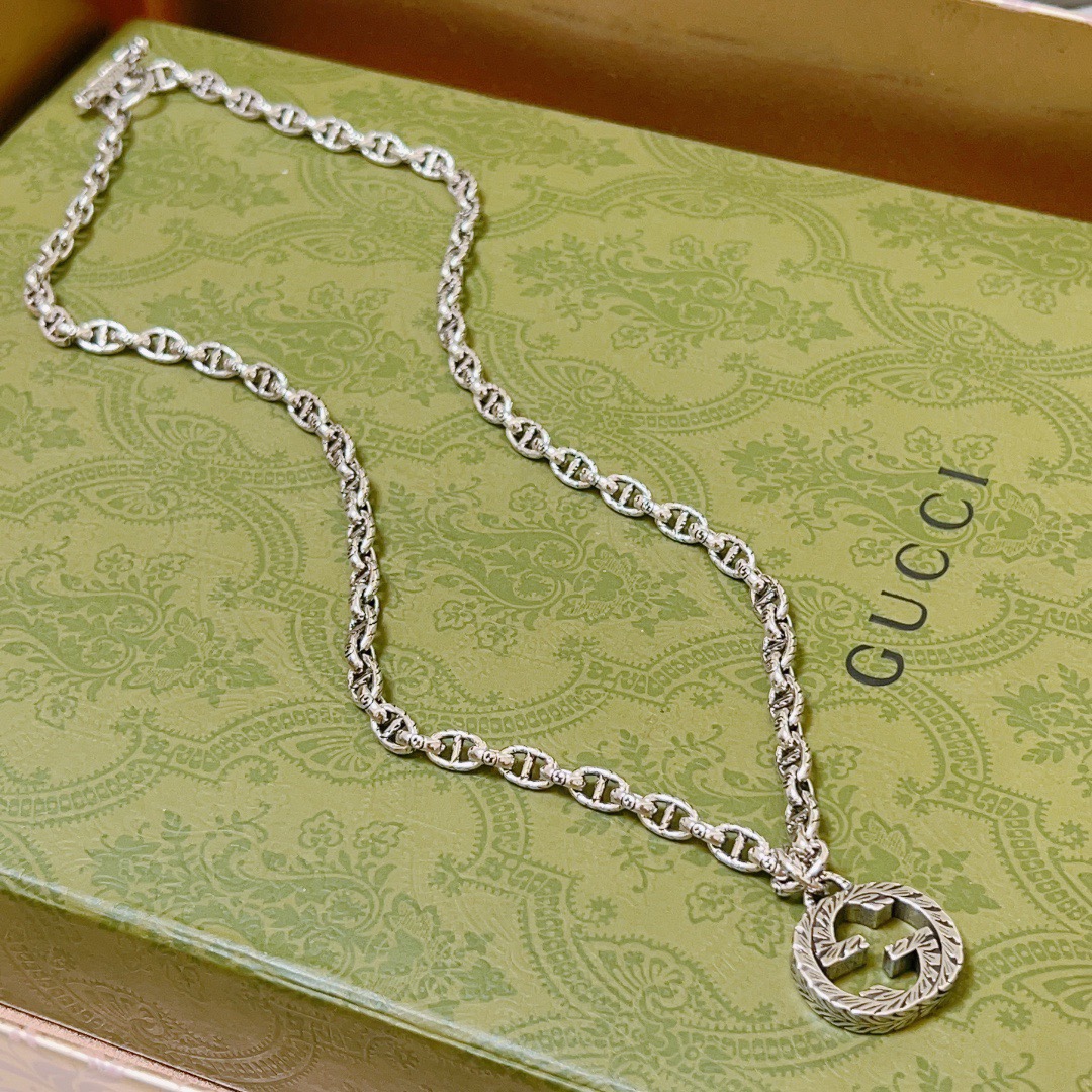 NO:864202,Batch, so handsome. Gucci necklace. The latest chain is of higher quality. The same classic style as the star Anger Forest series double G Gucci necklace. The chain length is 60 cm and the length can be changed. The details are distressed. The shiny version is not available in the market. This model has been released. It is a best-selling model in Gucci. It is very suitable for trendy clothes, high-quality jewelry, gucci, and necklaces.19860909批 太帅啦 古驰项链 最新款链条档次更高明星同款经典款Anger Forest系列双G古驰项链 链长60厘米可改长度 细节对版做旧处理 非市面亮面版型 这款一直在出 古驰里面热卖款 非常好搭配潮流衣服,饰品精品,gucci,necklace,Jewelry