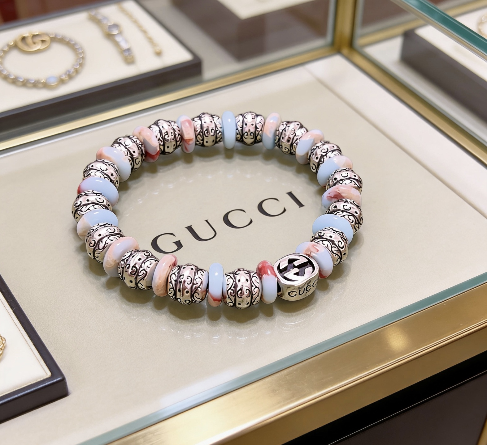 NO:864228,Batch new product release Gucci bracelets for men and women. The latest onyx bracelets are of higher quality. Anger Forest series double G crystal bracelets of the same style for celebrities. Size: 16-24 cm. Details are matched to the gold treatment. Non-market glossy version. Non-market ordinary ones. This model has been released. The best-selling model in Gucci. Very good to match clothes, high-quality jewelry, gucci, bracelet, gold.19860909批 新品发布古驰手链男女同款 最新款玛瑙贝手链档次更高明星同款Anger Forest系列双g水晶手链 尺寸:16-24厘米 细节对版黄金处理 非市面亮面版型 非市面普通做这款一直在出 古驰里面热卖款 非常好搭配衣服,饰品精品,gucci,bracelet,gold,Jewelry