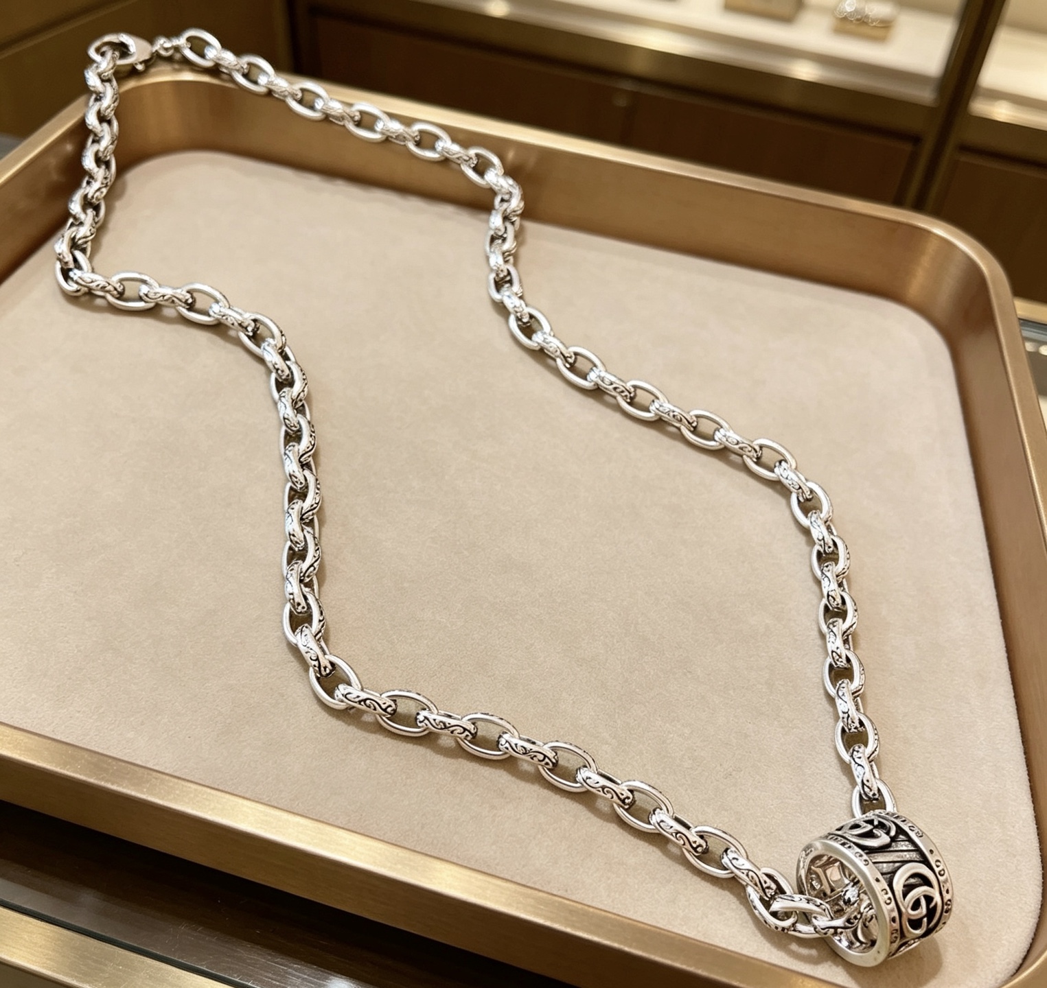 NO:864248,Batch Douyin is the first choice for bringing goods. Gucci necklace 2026 thickened latest chain with higher grade. Stars have the same Anger Forest series double G Gucci necklace. The chain length is 60 cm and the length can be changed. The details are distressed. The non-market shiny version. This one has been out. The best-selling model in Gucci. It goes well with trendy clothes, fine jewelry, gucci, necklace.19860909批 抖音带货首选 古驰项链2026加粗最新款链条档次更高明星同款Anger Forest系列双G古驰项链 链长60厘米可改长度 细节对版做旧处理 非市面亮面版型 这款一直在出 古驰里面热卖款 非常好搭配潮流衣服,饰品精品,gucci,necklace,Jewelry