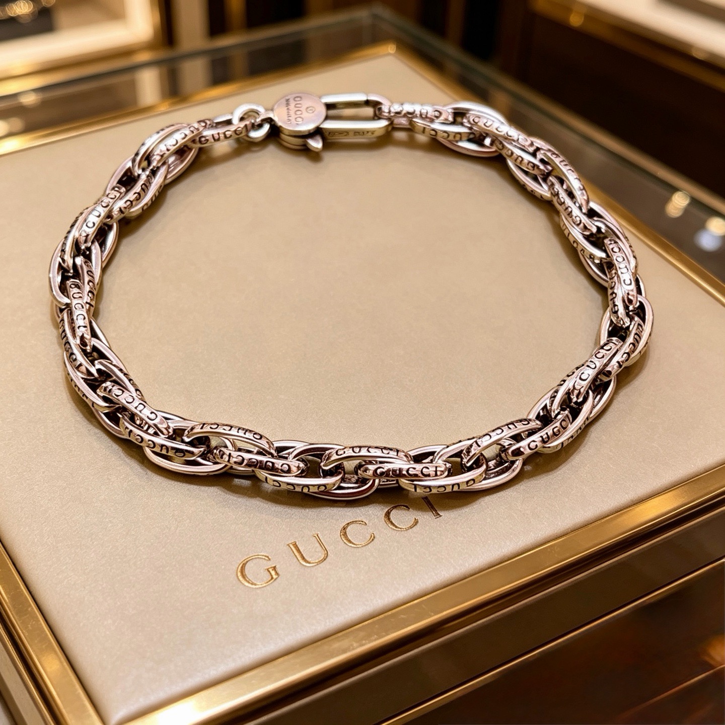 NO:864265,Batch. Gucci recommended models, the latest Gucci bracelet, the latest classic model, exquisite, no matter the style or texture, it is absolutely top-notch. You can understand the original logo at a glance. Super nice, the best choice for matching clothes, a must-have artifact for men and women. Size: 16.17.18.19.20.21.22.23 24 cm. Simple and elegant, low-key and luxurious, fine jewelry, gucci, gucci, bracelet19860909批 . 古驰推荐款 最新出炉 Gucci古驰手链最新款的经典款 精致无论款式 质感 都是绝对的顶尖feel 只要看一眼就懂了原版logo 超 nice 搭配衣服最佳的选择,男女同款必备神器 码数16.17.18.19.20.21.22.23 24厘米 简单又大气,低调显奢华,饰品精品,gucci,gucci,bracelet,Jewelry