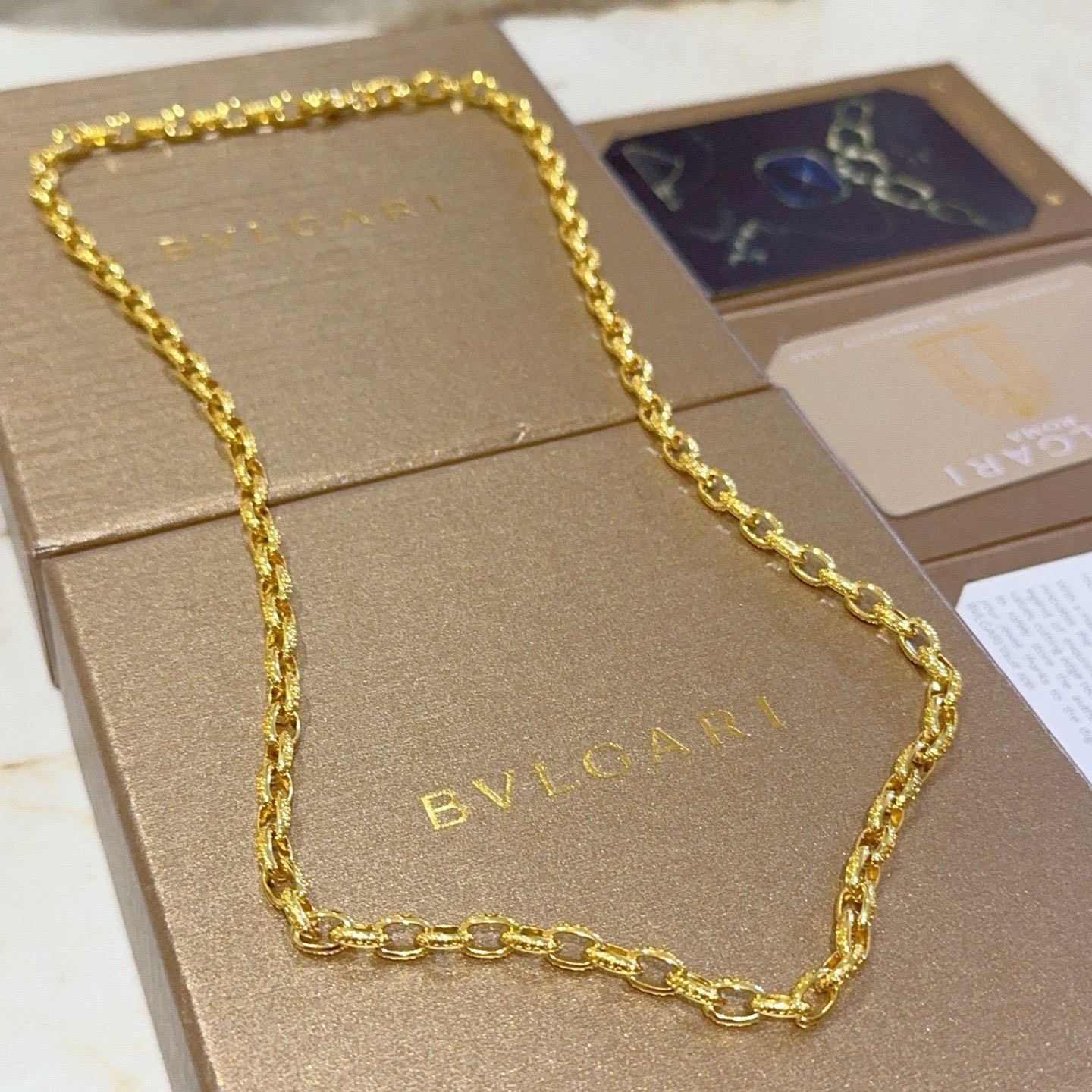 NO:864201,Batch. Bvlgari necklace V gold material. BVLGARI DIVAS’ DREAM series. Perfect appearance, unparalleled details. The unique color is completely impeccable. It is decorated with a classic ring shape design. It is simple yet elegant and eye-catching. The combination of gold is more elegant and elegant. Same style for men and women. Bvlgari necklaces, jewelry boutiques, bottega veneta, bvlgari, bvlgari, necklace, gold19860909批.宝格丽项链V金材质.BVLGARI宝格丽 DIVAS‘ DREAM 系列 品相完美,细节无敌,那种独特的色泽完全无可挑剔,再缀以经典指环外形设计,简约之余却又优雅夺目,黄金的组合更显气色,上身雅致动人.男女同款 宝格丽项链,饰品精品,bottega veneta,bvlgari,bvlgari,necklace,gold,Jewelry