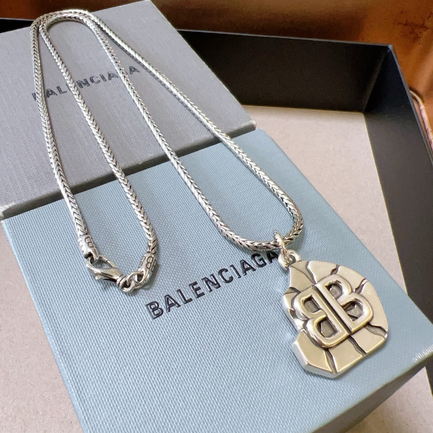 NO:864211,Batch original single goods new products Balenciaga necklace Balenciaga new necklace counter consistent fine details workmanship every detail process in place fine design craftsmanship hot models shipped unique design retro style Balenciaga necklace, jewelry boutique, balenciaga, balenciaga, necklace19860909批 原单货新品 巴黎世家项链 Balenciaga 新款项链专柜一致 细节做工精细 每个细节流程到位 设计工艺精细 火爆款出货 设计独特 复古风格 巴黎世家项链,饰品精品,balenciaga,balenciaga,necklace,Jewelry