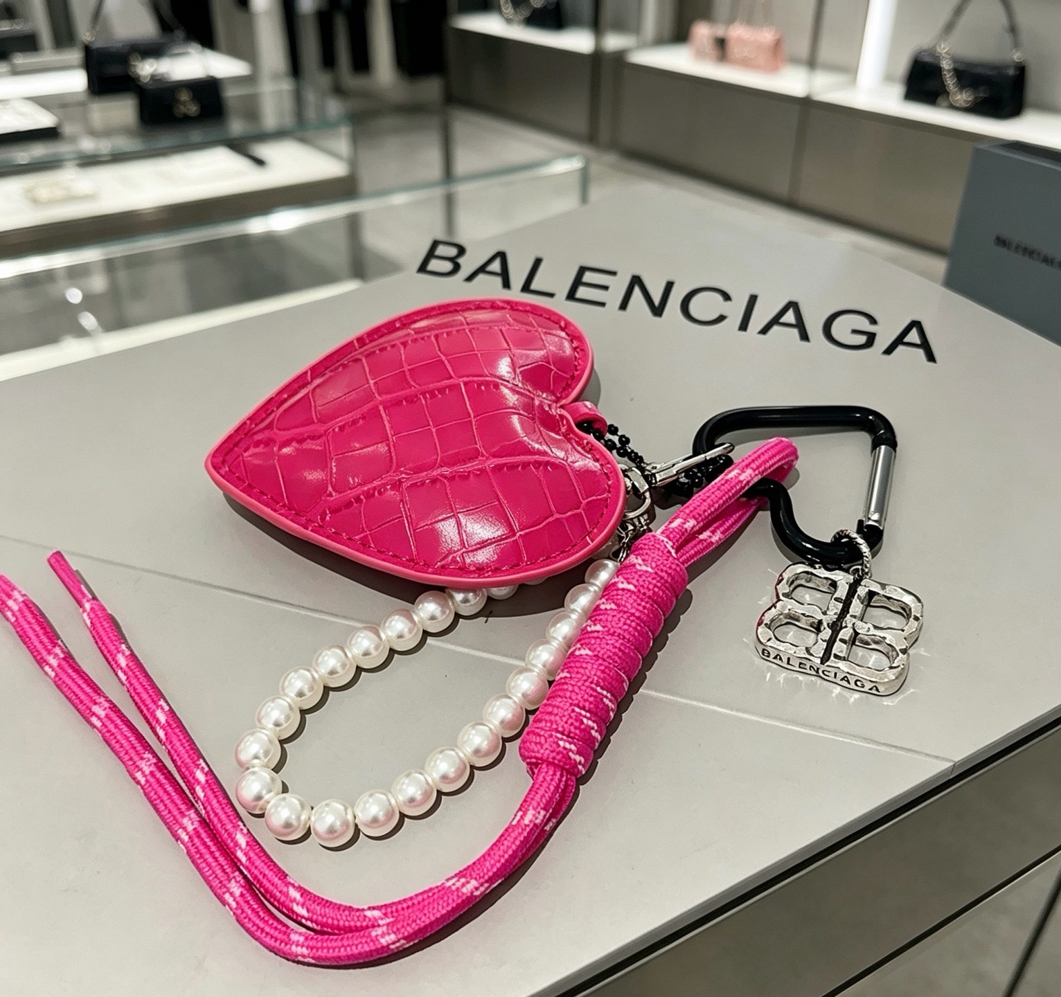 NO:864221,The first batch of new products released Balenciaga bag charm keychain Balenciaga keychain The latest bag charms are of a higher grade and are the same style as celebrities Classic co-branded design concept keychain series The details are distressed and not available in the market Glossy version This one has been on the market. The best-selling model in Balenciaga. Very good match with trendy backpacks, jewelry boutiques, balenciaga, backpacks, keychain19860909批新品发布 巴黎世家包包挂饰钥匙扣 巴黎世家钥匙扣 最新款包包挂饰档次更高明星同款 经典款联名设计理念钥匙扣系列 细节对版做旧处理 非市面亮面版型 这款一直在出 巴黎世家里面热卖款 非常好搭配潮流背包,饰品精品,balenciaga,backpacks,keychain,Jewelry