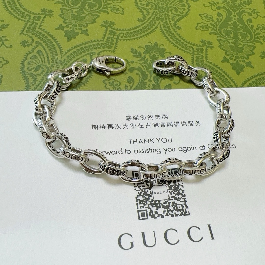 NO:864238,Batch. Gucci Recommended Models 2026 Latest Gucci Gucci Bracelet The latest classic model. Exquisite regardless of style and texture, it is absolutely top-notch. You can understand the original logo at a glance. Super nice. The best choice to match clothes. A must-have artifact for men and women. Size 16.17.18.19.20.21.22.cm. Simple and elegant, low-key and luxurious. Boutique jewelry, gucci, gucci, bracelet.19860909批 . 古驰推荐款2026最新出炉 Gucci古驰手链最新款的经典款 精致无论款式 质感 都是绝对的顶尖feel 只要看一眼就懂了原版logo 超 nice 搭配衣服最佳的选择,男女同款必备神器 码数16.17.18.19.20.21.22.厘米 简单又大气,低调显奢华,饰品精品,gucci,gucci,bracelet,Jewelry