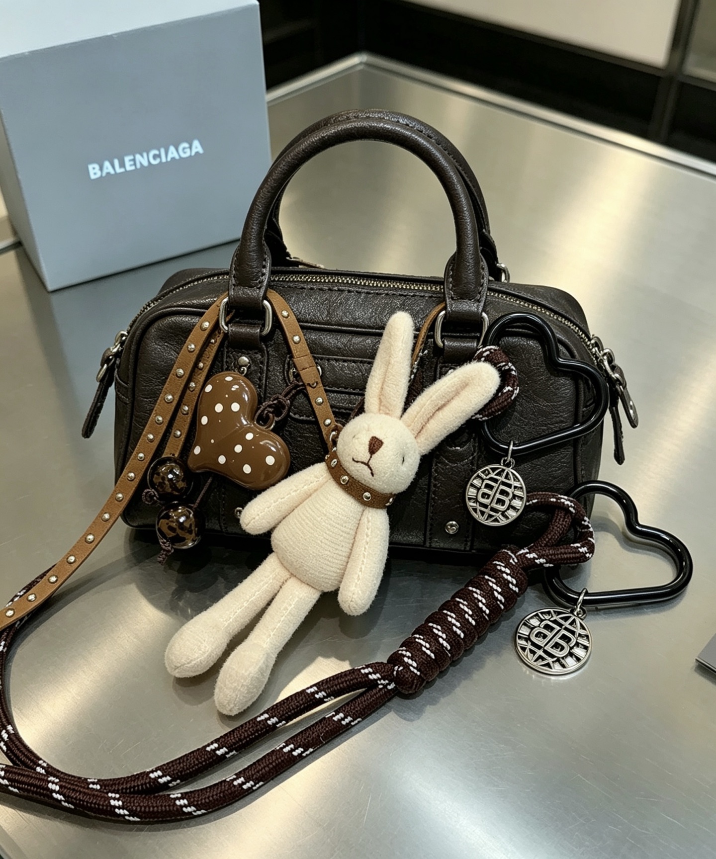 NO:864256,The first batch of new products released Balenciaga bag charm keychain Balenciaga keychain The latest bag charms are of a higher grade and are the same style as celebrities Classic co-branded design concept keychain series The details are distressed and not available in the market Glossy version This one has been on the market. The best-selling model in Balenciaga. Very good match with trendy backpacks, jewelry boutiques, balenciaga, backpacks, keychain19860909批新品发布 巴黎世家包包挂饰钥匙扣 巴黎世家钥匙扣 最新款包包挂饰档次更高明星同款 经典款联名设计理念钥匙扣系列 细节对版做旧处理 非市面亮面版型 这款一直在出 巴黎世家里面热卖款 非常好搭配潮流背包,饰品精品,balenciaga,backpacks,keychain,Jewelry