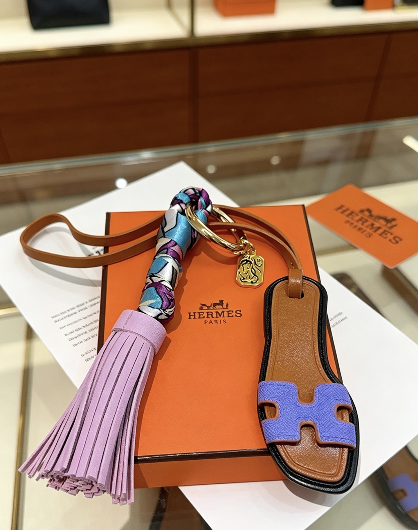 Hermes Jewelry 。NewHermesHermesKeychainKeychain 。 HermesCharmKeychain Hermes 1:1 k ， 。 Keychain — photo 9