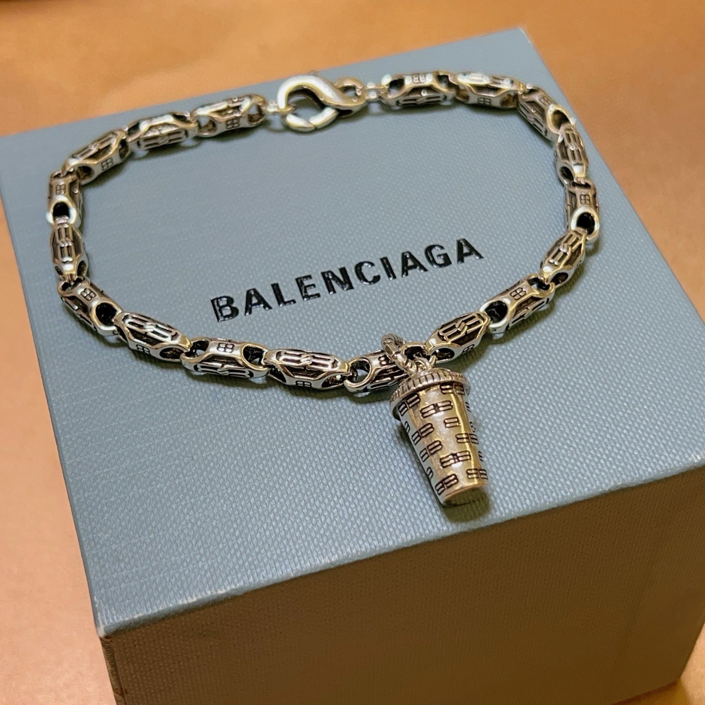 NO:864277,Batch. Original new product Balenciaga Balenciaga Bracelet Counter Same Balenciaga Bracelet Men's hot model shipped Unique design avant-garde A must-have for men and women!  Size 18.20.22.24cm, fine jewelry, balenciaga, balenciaga, bracelet19860909批. 原单货新品 巴黎世家 Balenciaga手链专柜一致巴黎世家手链 男士火爆款出货 设计独特 前卫 男女必备！码数18.20.22.24cm,饰品精品,balenciaga,balenciaga,bracelet,Jewelry