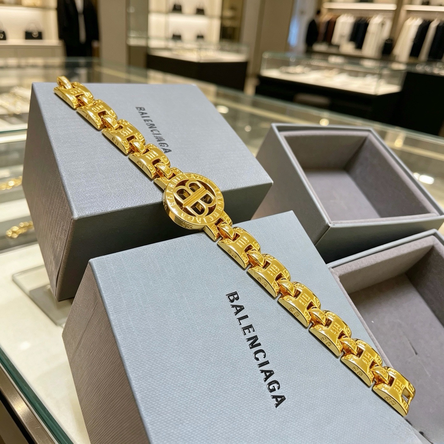 NO:864288,Batch. Original new product Balenciaga Bracelet Balenciaga Bracelet Counter Same Balenciaga Bracelet Men's hot model shipped Unique design avant-garde A must-have for men!  Size 18 20 22 24cm, fine jewelry, balenciaga, balenciaga, bracelet19860909批. 原单货新品 巴黎世家手链Balenciaga手链专柜一致巴黎世家手链 男士火爆款出货 设计独特 前卫 男士必备！码数18 20 22 24cm,饰品精品,balenciaga,balenciaga,bracelet,Jewelry