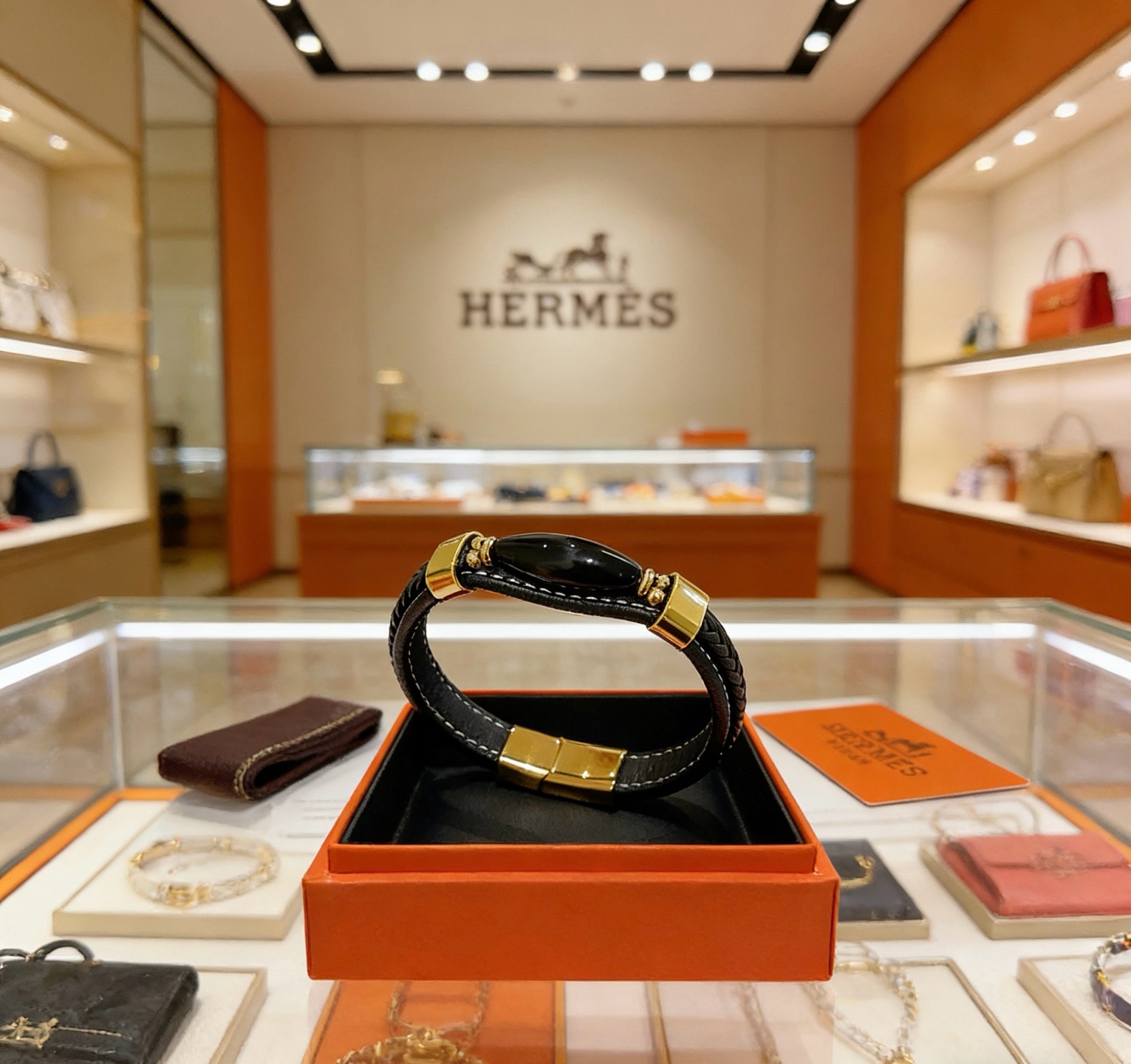 NO:864299,Batch New Product Release Hermès Leather Cord Bracelet The latest model of pure handmade leather material is of higher quality. The same style as the star Anger Forest series Hermès bracelet classic series 18k gold bracelet bracelet. The details are distressed. The non-market sand surface version. This one has been out. The best-selling model in Hermès. It is very good to match trendy clothes, high-quality jewelry, hermes, and bracelets.19860909批 新品发售 爱马仕皮绳手环最新款纯手工皮材质档次更高明星同款Anger Forest系列爱马仕手链经典款系列18k金手链手绳 细节对版做旧处理 非市面沙面版型 这款一直在出 爱马仕里面热卖款 非常好搭配潮流衣服,饰品精品,hermes,bracelet,Jewelry