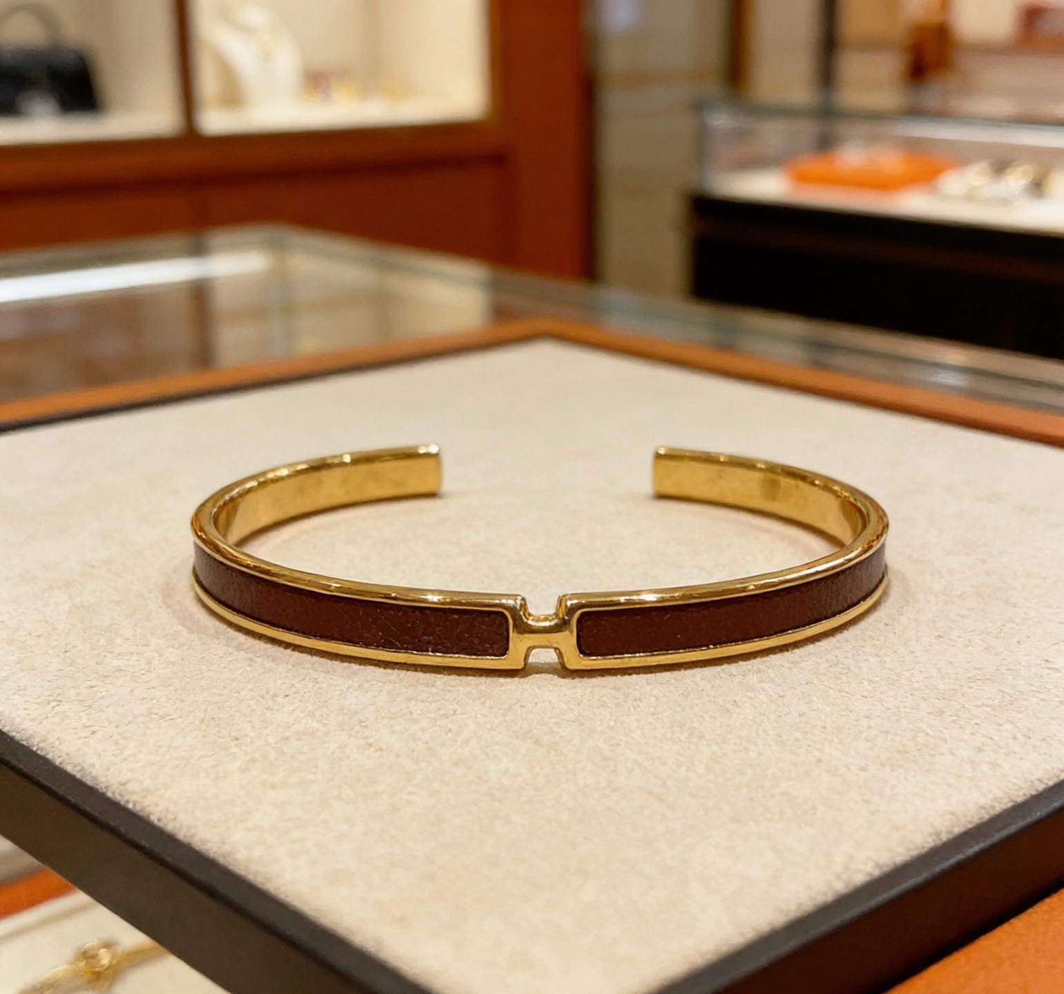 NO:864322,Batch. Hermes Hermes bracelet, original customized bracelet, enamel craftsmanship is a test of the master's skills. Make sure the color is hand-made [color][color]. High-end customization. Goddesses all love Hermes hot bracelets. Super exquisite and praise all goddesses and stars. The same style. High-end franc material, K gold texture, Seiko pure handmade product. It's really amazing to get started. Boutique jewelry, hermes, hermes, bracelet19860909批. Hermes 爱马仕手镯 原版定制 手环 珐琅工艺太考验师傅的手艺了 要确保色泽手工制作好[色][色] 高端定制 女神 都爱爱马仕火爆手镯 超精赞各路女神 明星 同款 高端法郎材质,k金质感,精工纯手工出品上手真的赞,饰品精品,hermes,hermes,bracelet,Jewelry