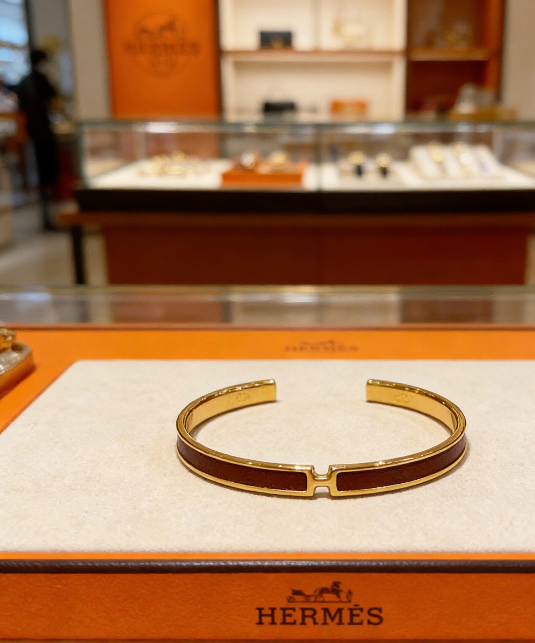 Bracelet Hermes Olympe métal doré avec incrustation de cuir marron T2 circonférence intérieure 17cm