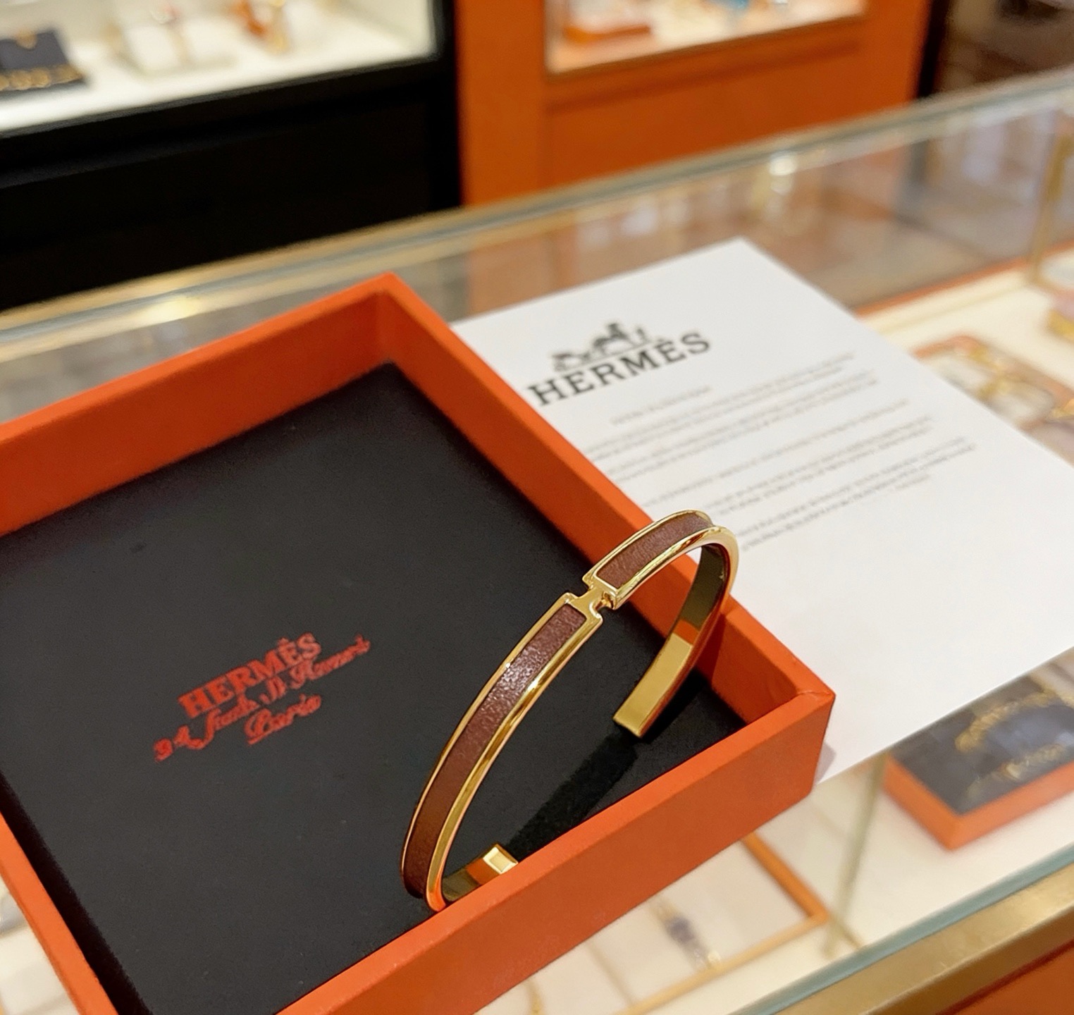 Bracelet Hermes Olympe métal doré avec incrustation de cuir marron T2 circonférence intérieure 17cm