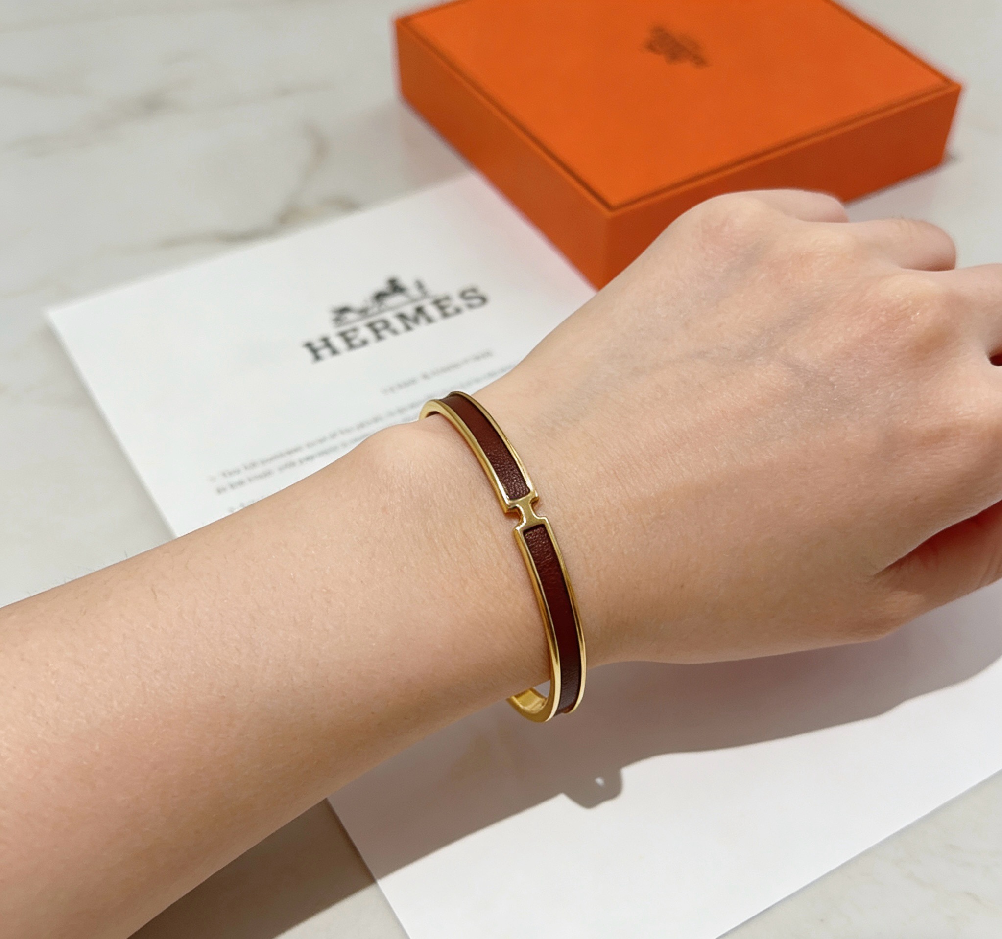 Bracelet Hermes Olympe métal doré avec incrustation de cuir marron T2 circonférence intérieure 17cm